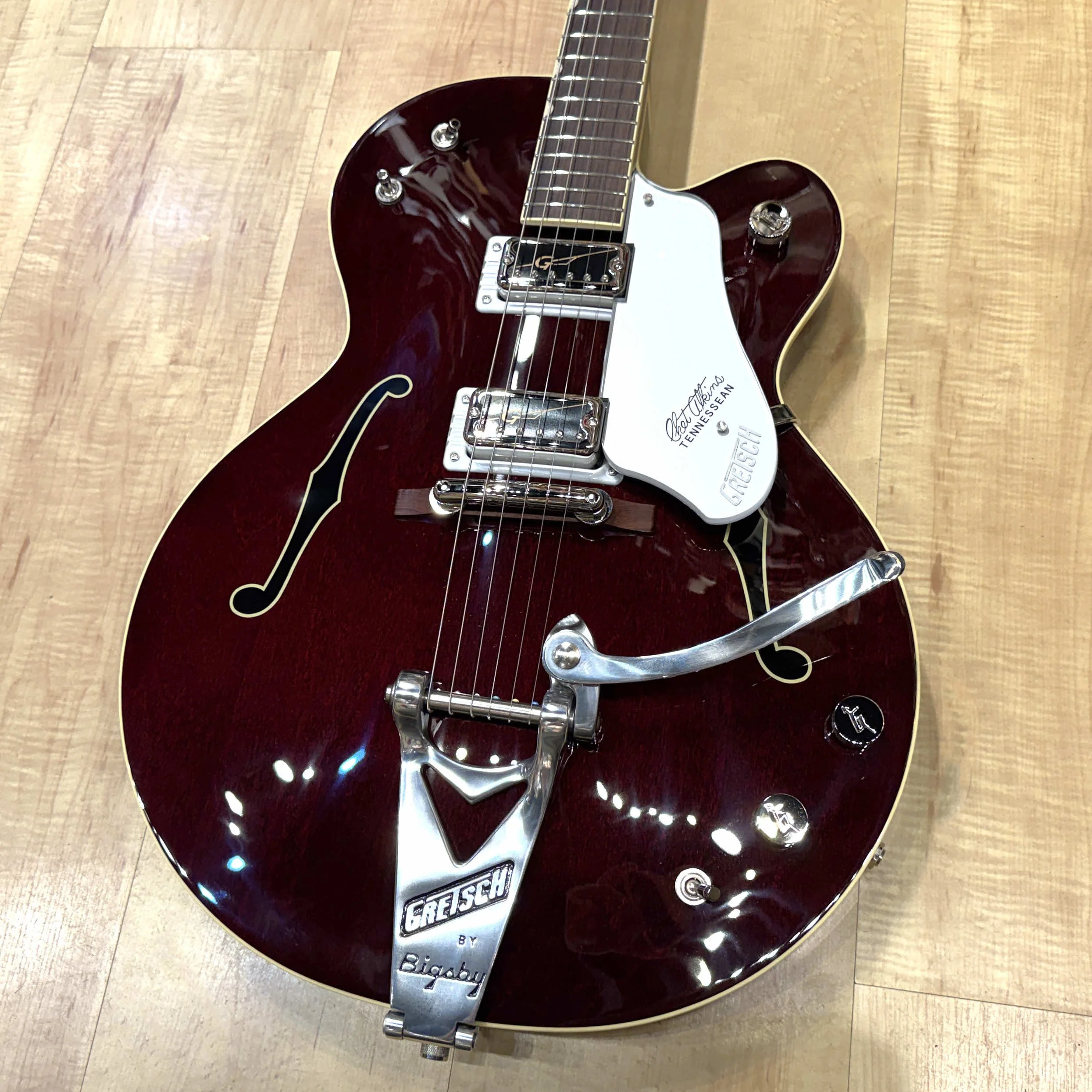 Front of the Gretsch G6119T-62 Vintage Select Edition ’62 Tennessean Hollow Body with Bigsby Dark Cherry Stain Serial Number: JT25092847