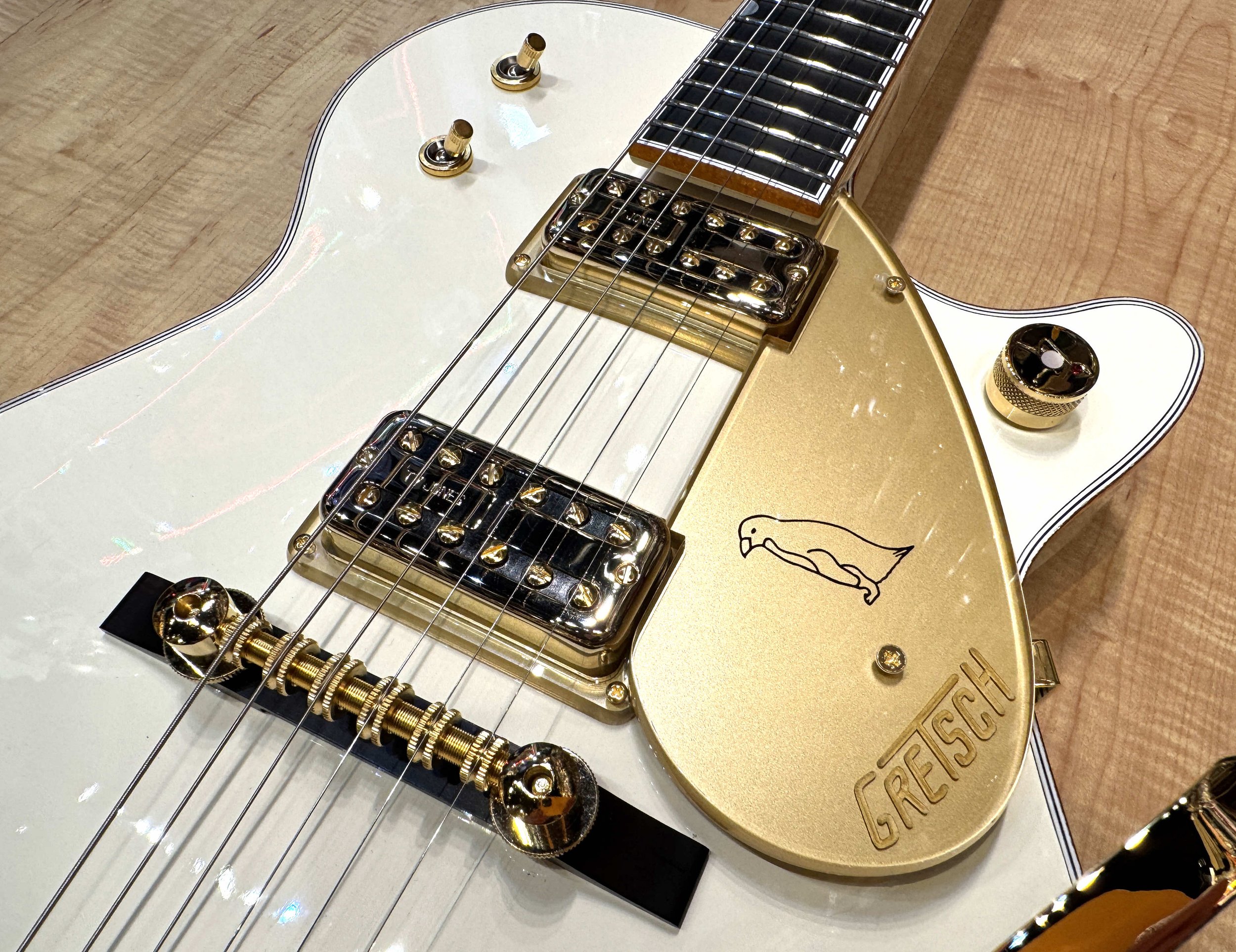 Pickguard of the Gretsch G6134T-58 Vintage Select ’58 Penguin with Bigsby Electric Guitar In Vintage White