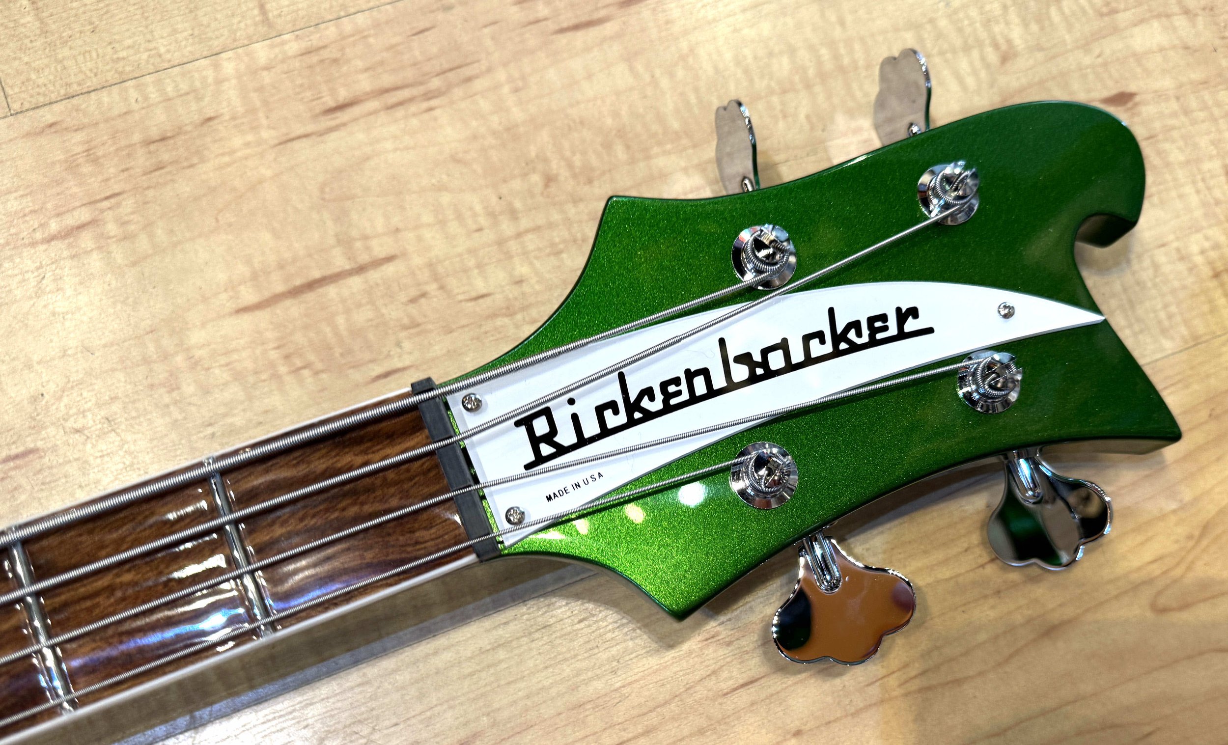 Rickenbacker_4003_CBVP_CAG_2025_Run_Three_Candy_apple_Green_Bass_3936.jpg