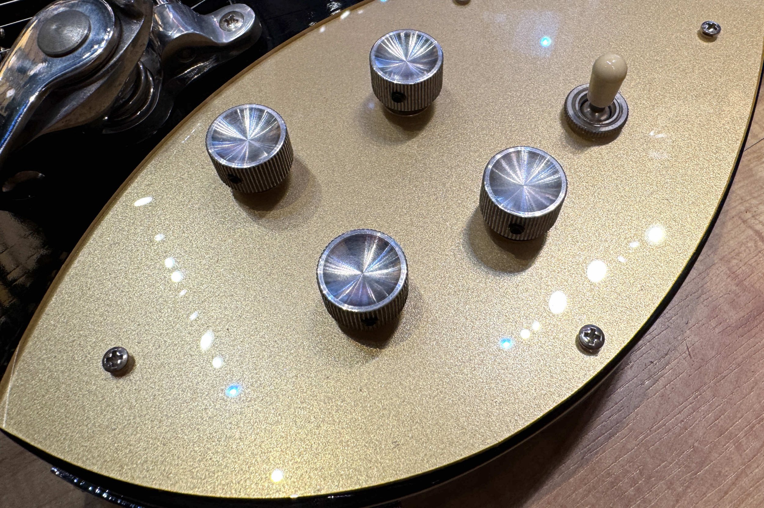 Tone controls of the Rickenbacker 325C58 with John Lennon mod (JetGlo) - Used 2002