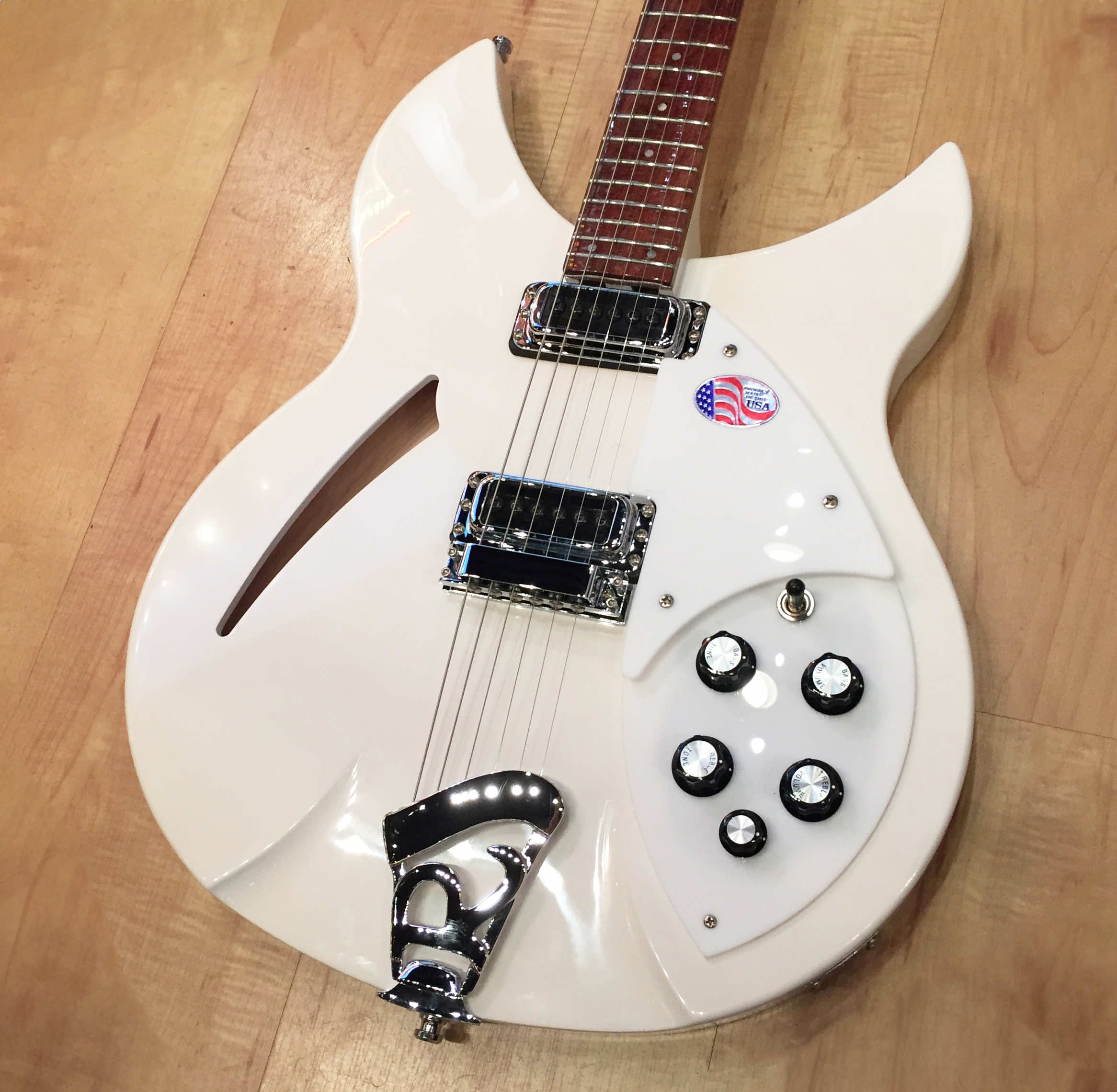 Rickenbacker_Fab_Gear_330_Snow_Glo_Limited_Edition_899.jpg