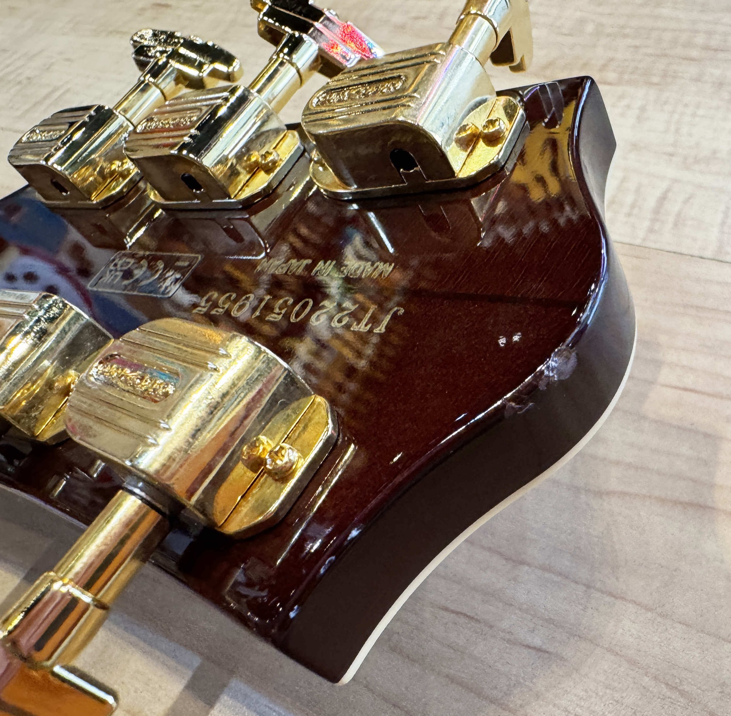 Nick of the headstock of the Used 2022 Gretsch G6122T-62 Vintage Select Edition ’62 Chet Atkins Country Gentleman Electric Guitar Walnut Stain