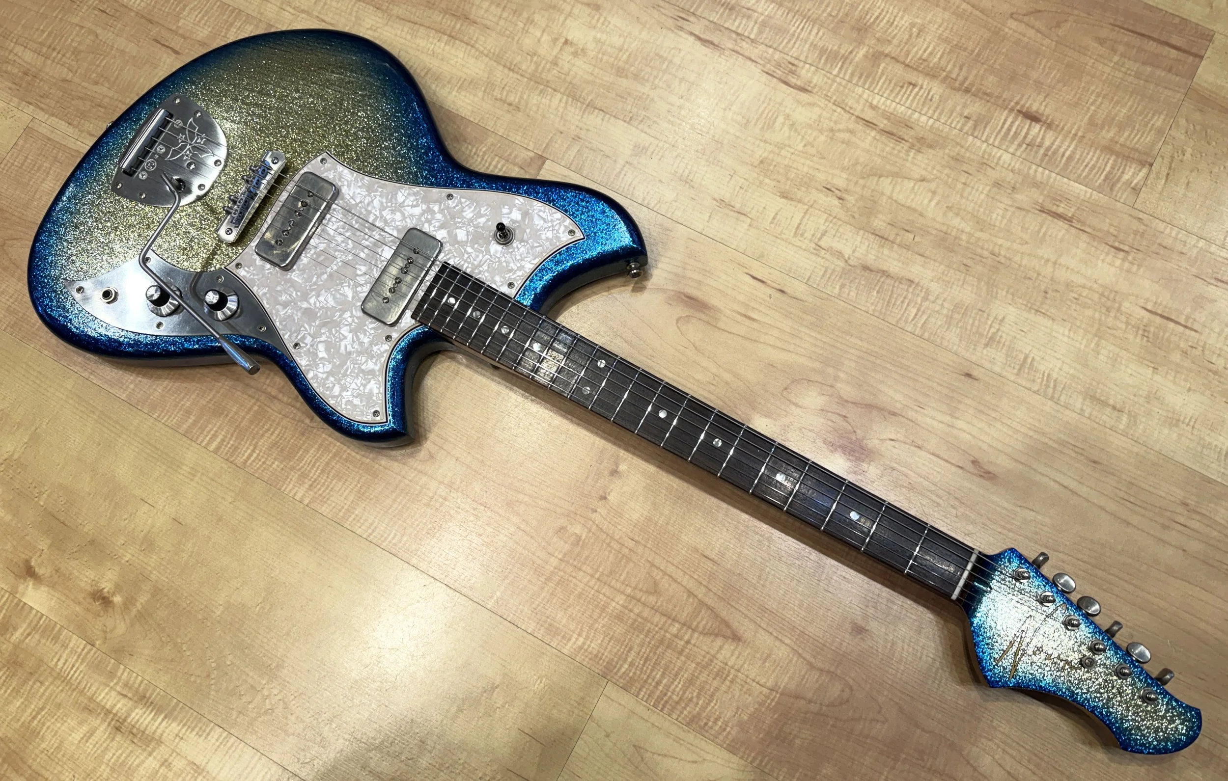 Novo_Custom_Series_Sirus_J_Surfburst_Sparkle_Electric_Guitar_New_In_Stock_With_Case_7716.jpg
