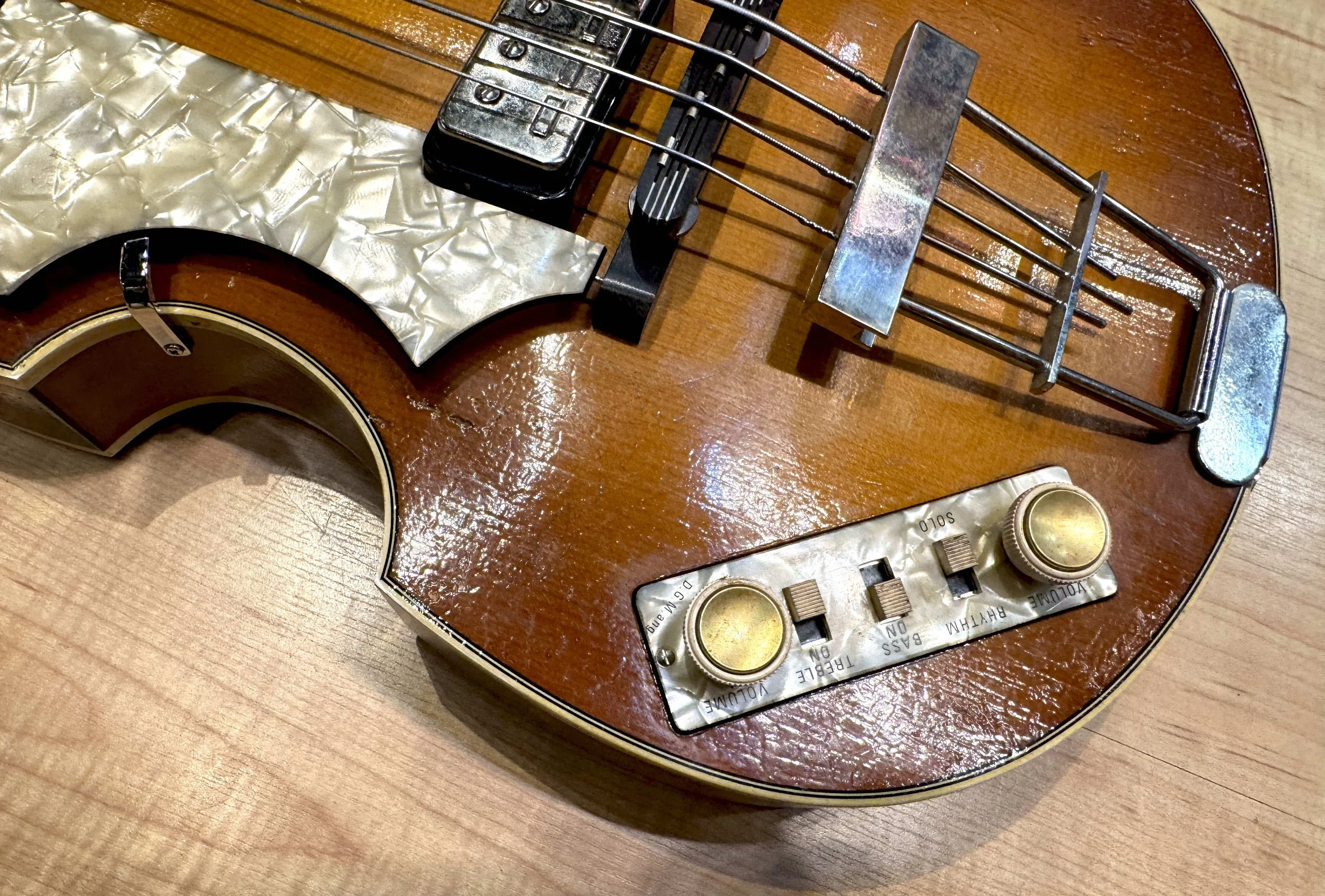 Hofner_500_1_left_Handed_beatle_Bass_relic_4392.jpg