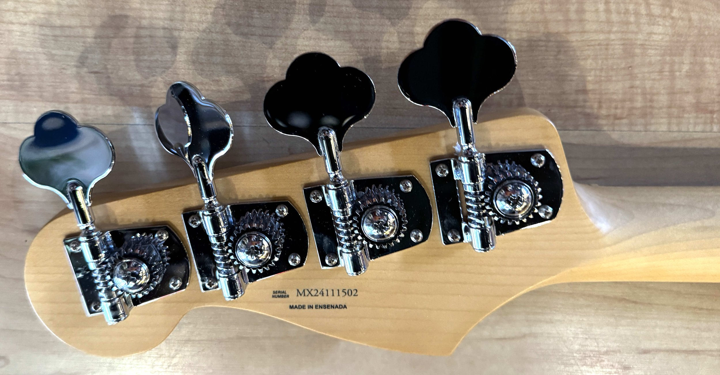 Tuners of the Fender Player II Jazz Bass In Polar White