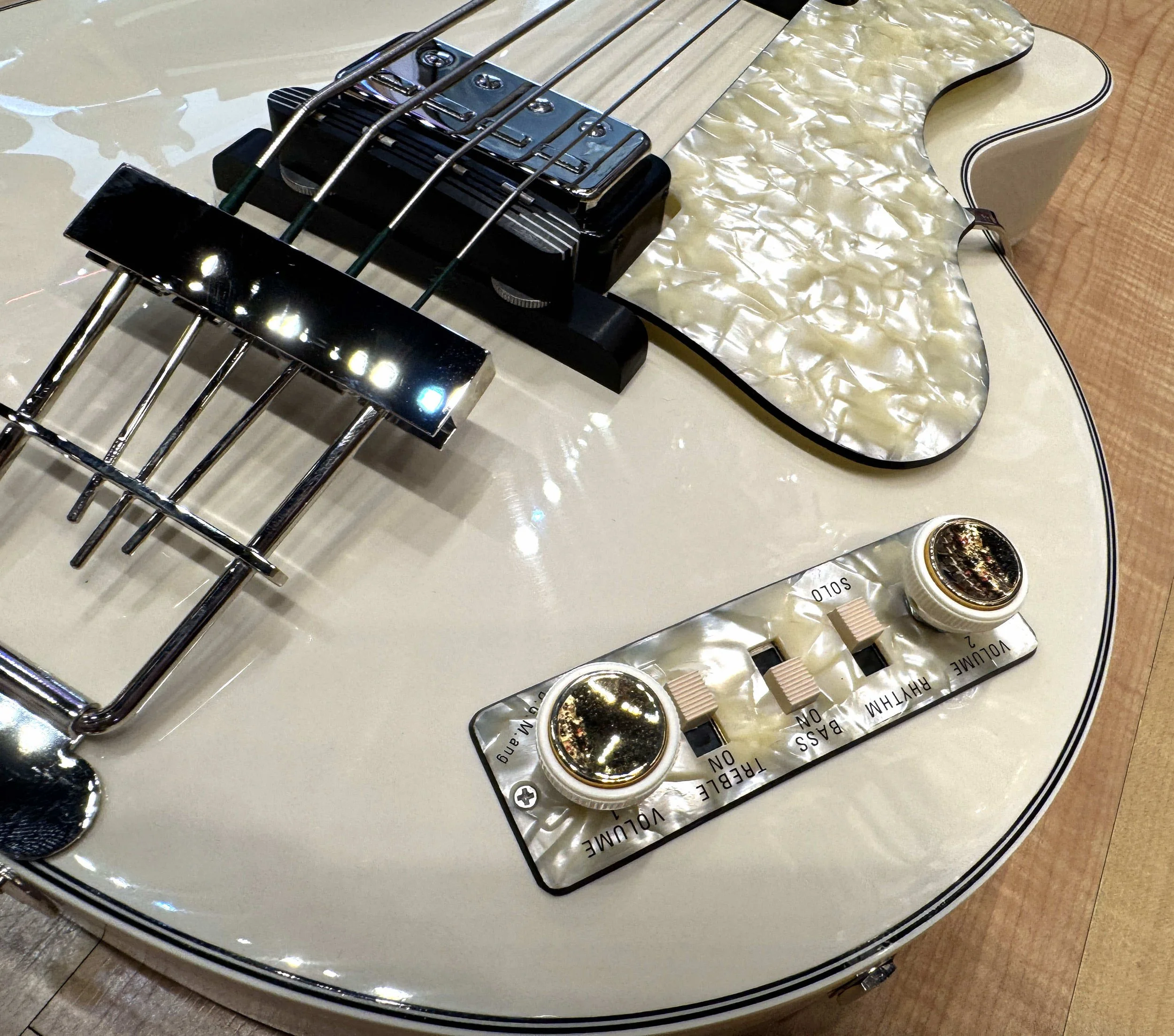 Tone controls of the Hofner Custom Shop 500/2 Club Bass In Vintage White - Used 2024