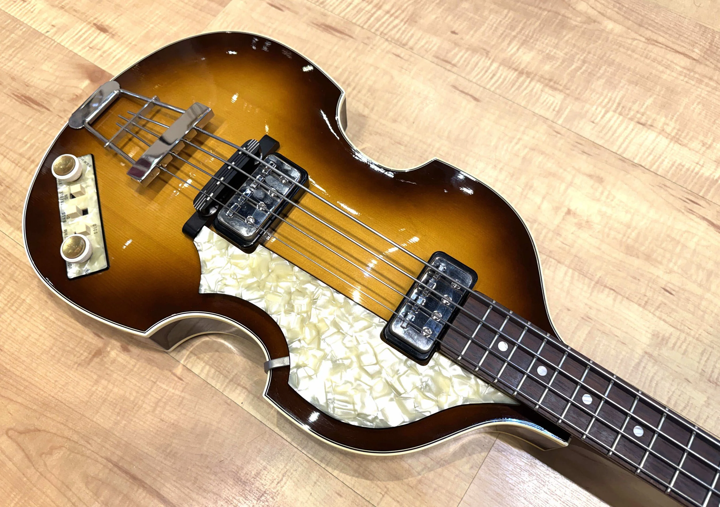 Pickguard of the Hofner 500/1 Vintage '63 Beatle Bass - Used 2005