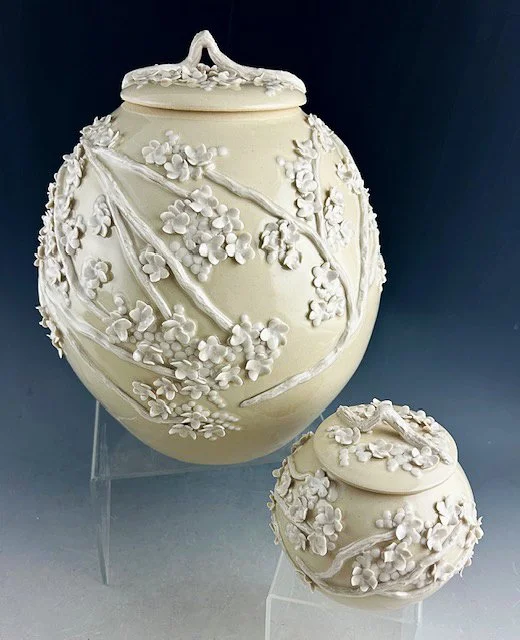 White on cream urn 4354.jpg