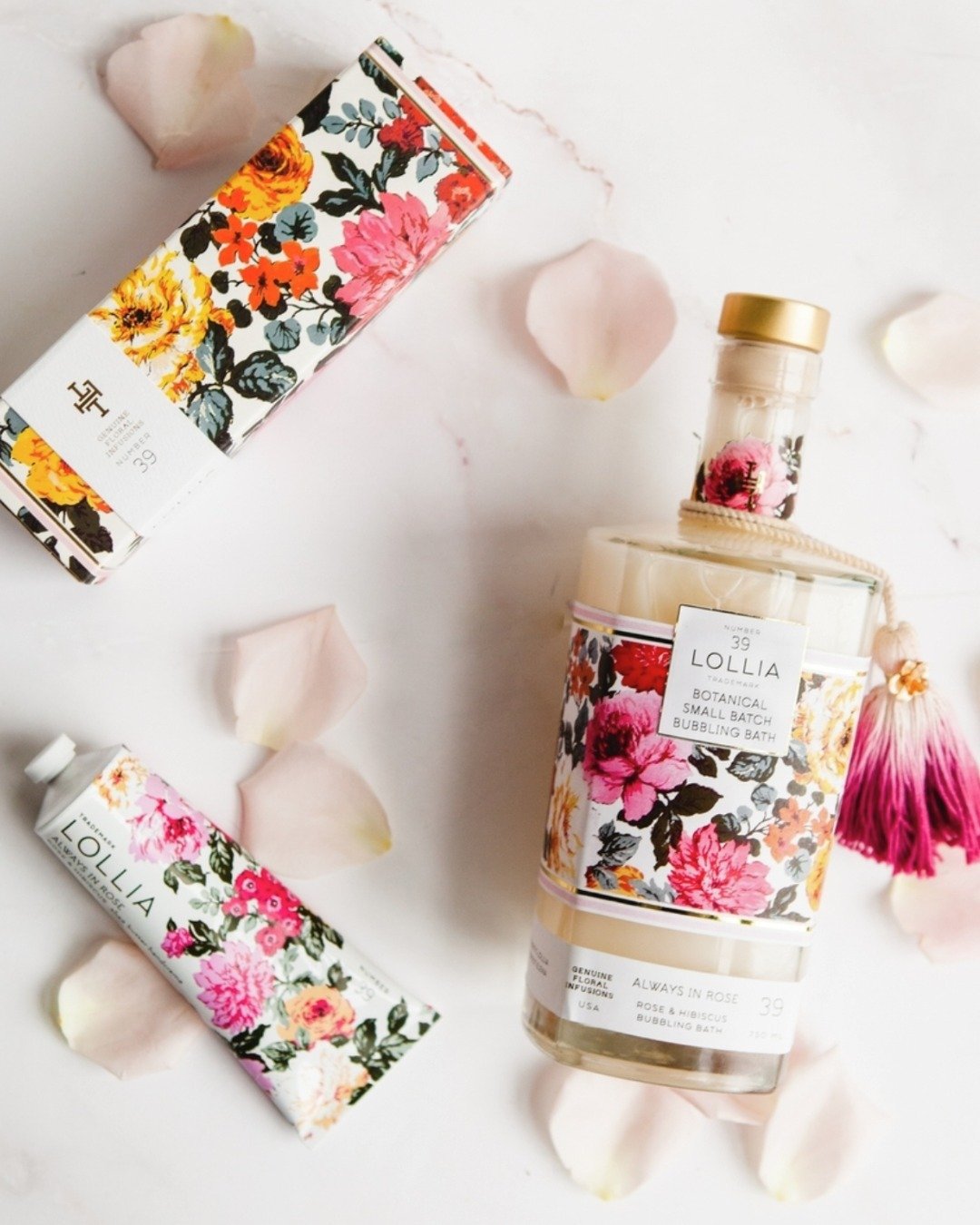 Pamper Mom this Mother's Day with @lollia_life💝 From silky handcremes to dreamy bubble baths, @lollia has everything she needs to relax and unwind. And as a special treat, enjoy a free handcreme key with any Lollia handcreme purchase! 🎁✨