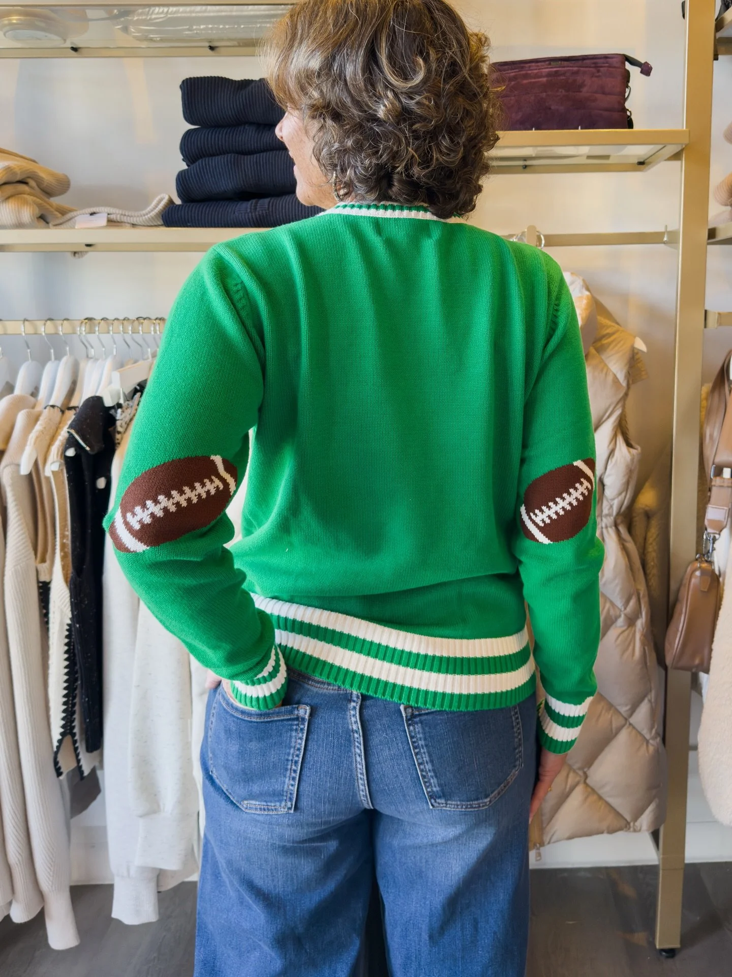 Sundays are for the birds 🦅💚
...and for showing off your new @pinkpineappleshop sweater from Whimsy!

#greenvilledelaware #delawareboutique #shopsmallDE #delawarefashion #flyeaglesfly #gamedaystyle #footballfashion #delawarestyle #delawareoutfitins