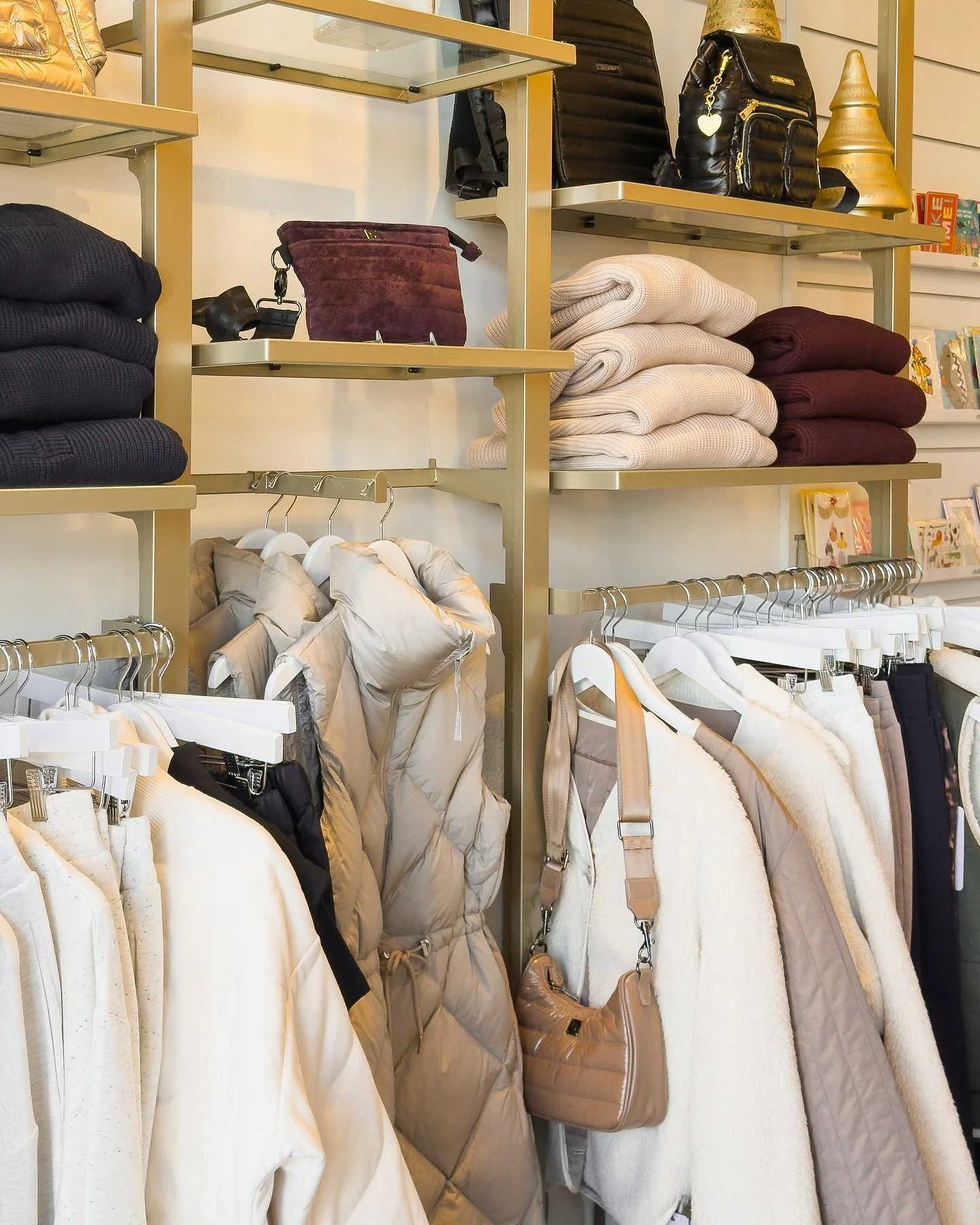 Neutral lovers, this one&rsquo;s for you.

NEW @varley just landed - chic puffers, ribbed knits, &amp; the softest layers to live in all season long!

#greenvilledelaware #delawareboutique #shopsmallDE #fallwinterstyle #neutraloutfitinspo #varleystyl