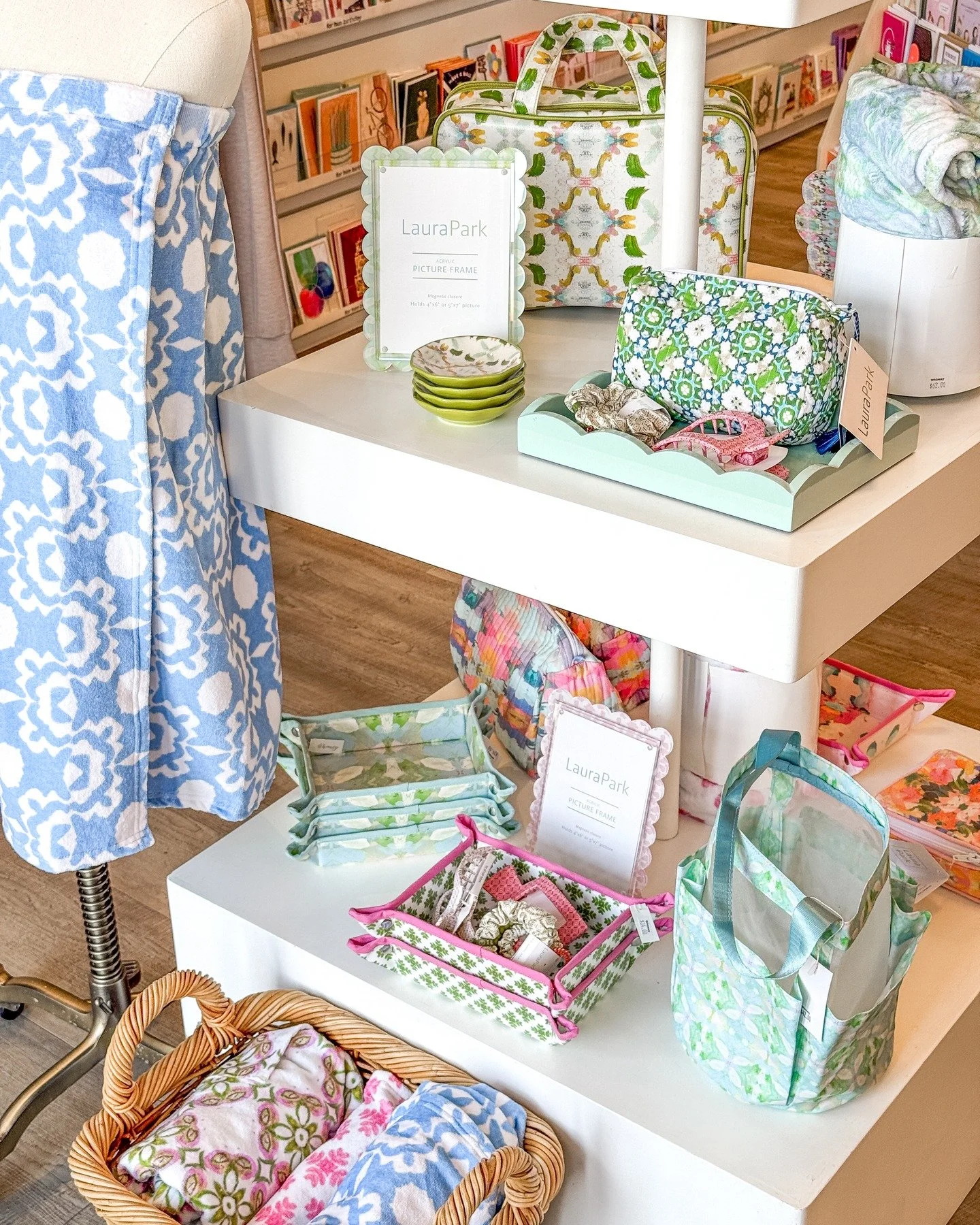A little happy for your shelves, bags, and keys 💚

January organization doesn&rsquo;t have to be boring. These @lauraparkdesign pieces are perfect for brightening up your everyday AND perfect for gifting (or keeping 😉).

#LauraParkDesign #HomeAcces