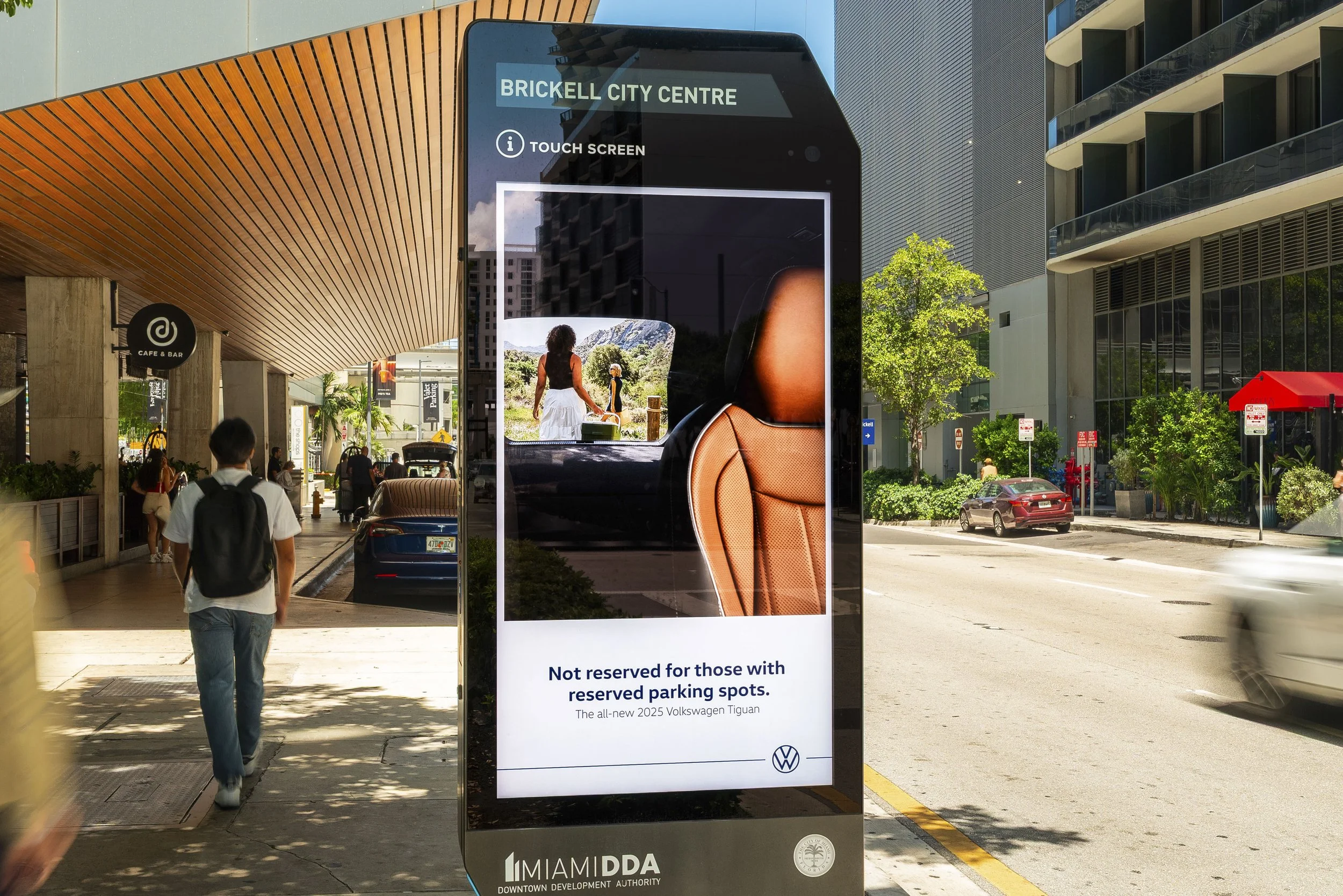 MiamiFL-IkeSmartCity-DigitalKiosk-MIAIKE600CustomNetwork-Glamour-06232025-1.jpg
