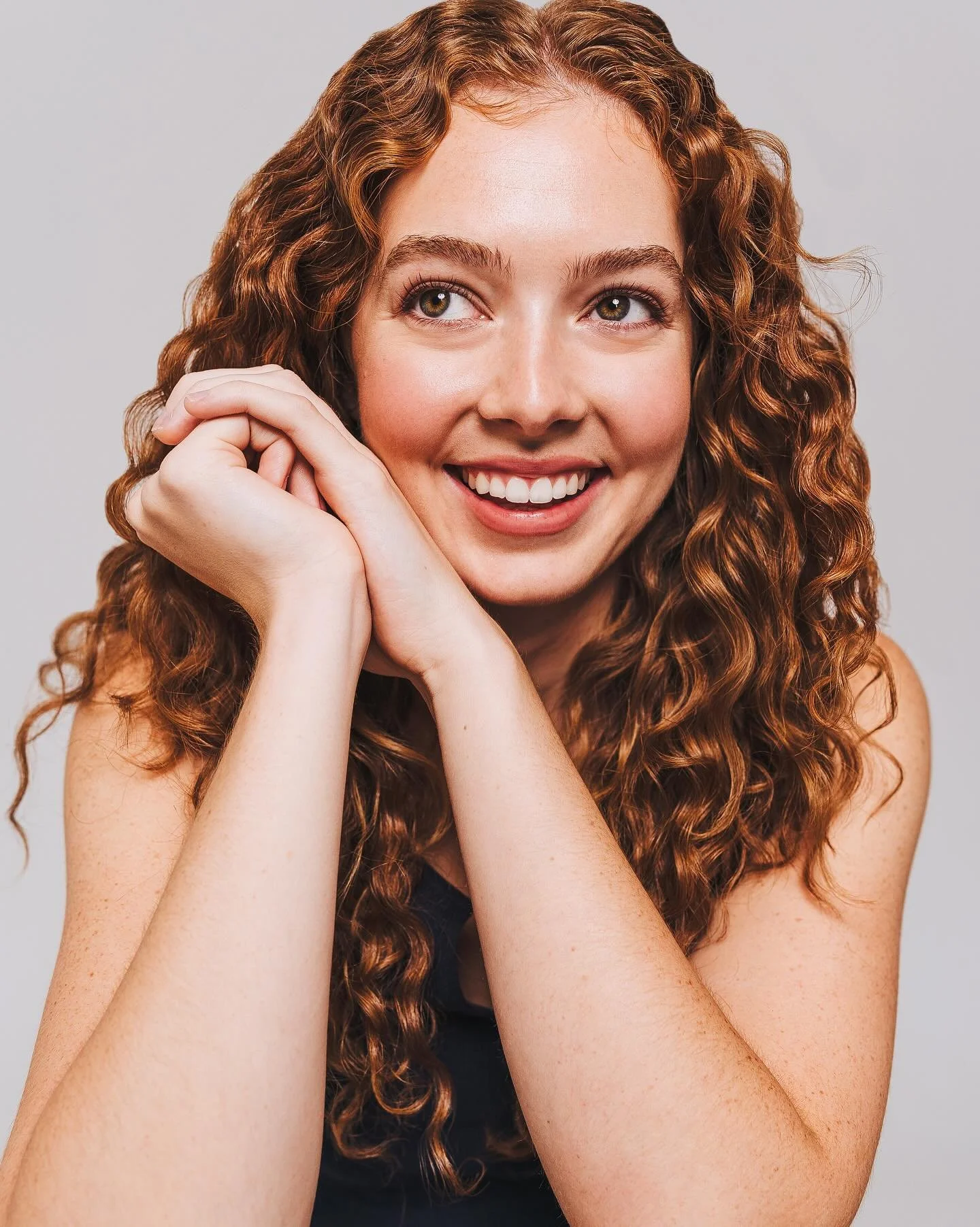 Maybe as a fellow curly redhead I&rsquo;m a bit biased but this shoot was so special and fun! @sydneymiles radiates joy through the screen and I found myself smiling at my computer while editing these photos 😊🌀
👗We did a 3 look studio shoot and go