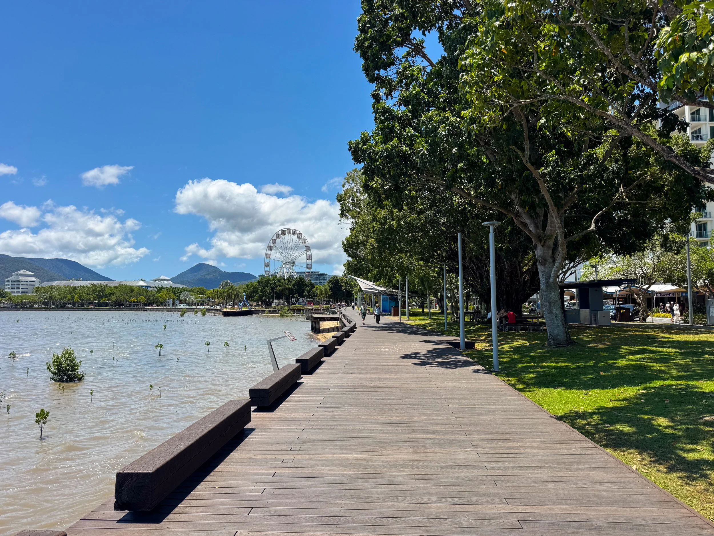 Cairns_Esplanade_01.jpg