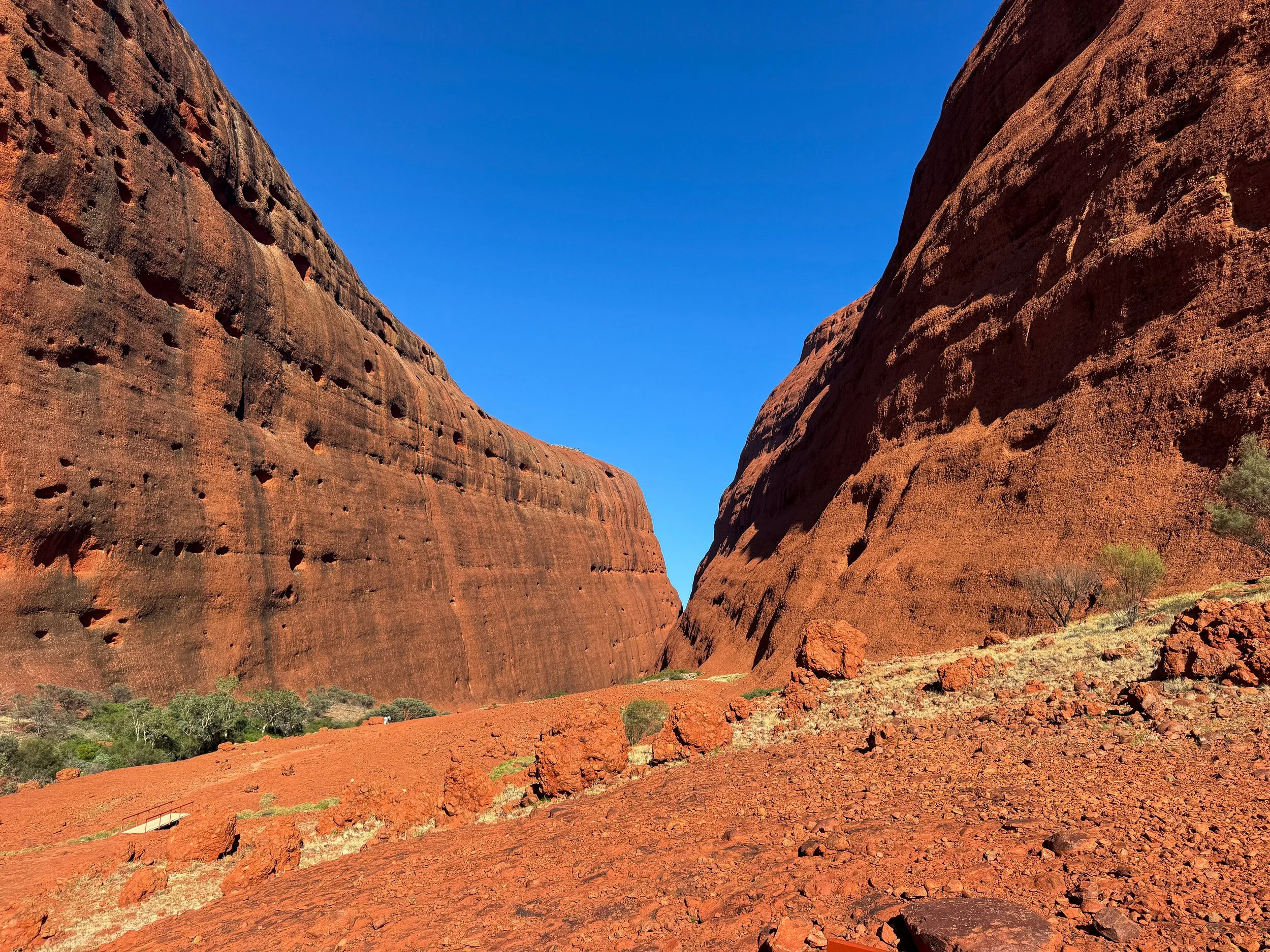 Kata_Tjuta_Walpa_Gorge_05.jpg