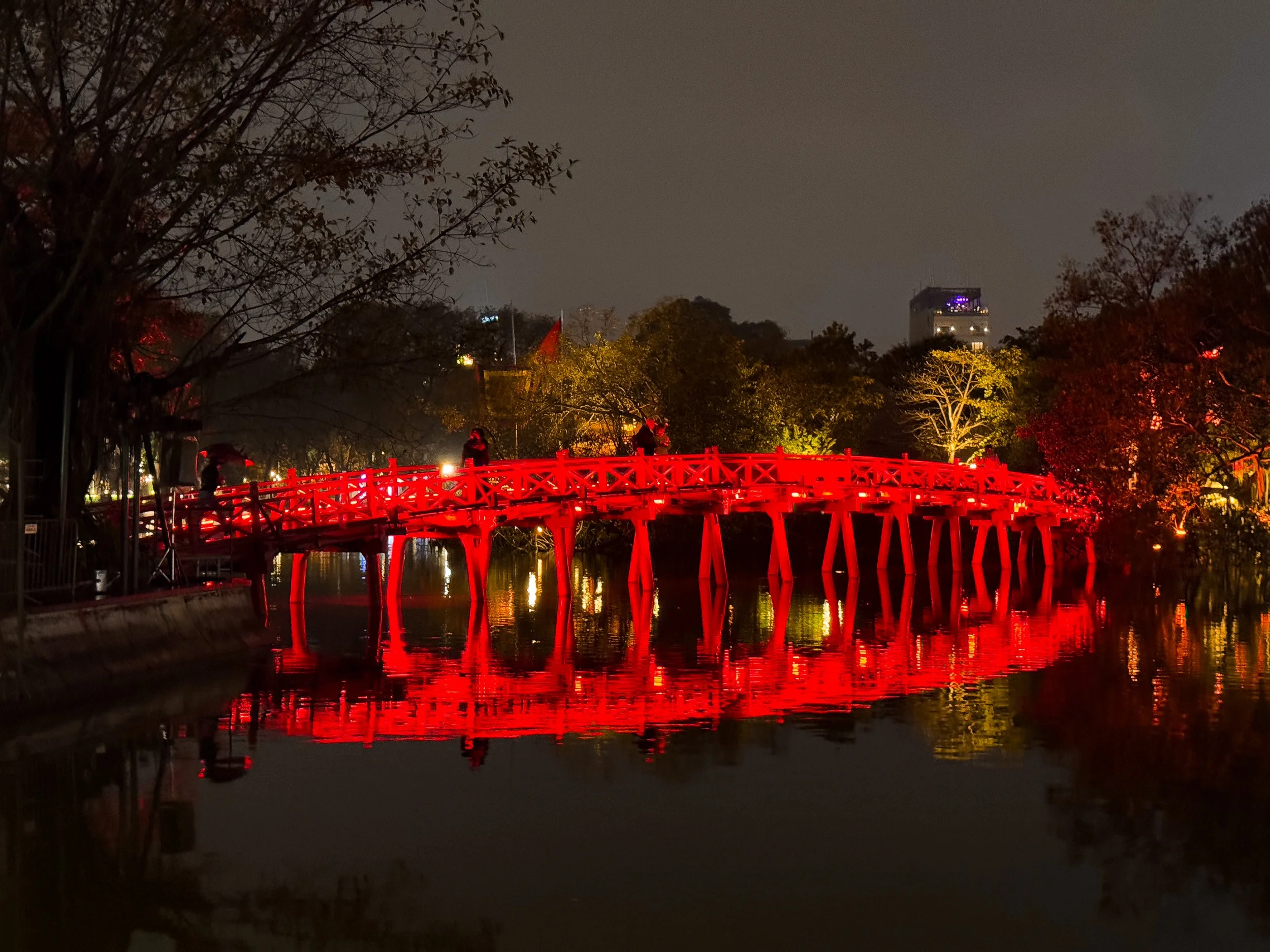 Hoan_Kiem_Lake_&_Temple_01.jpg