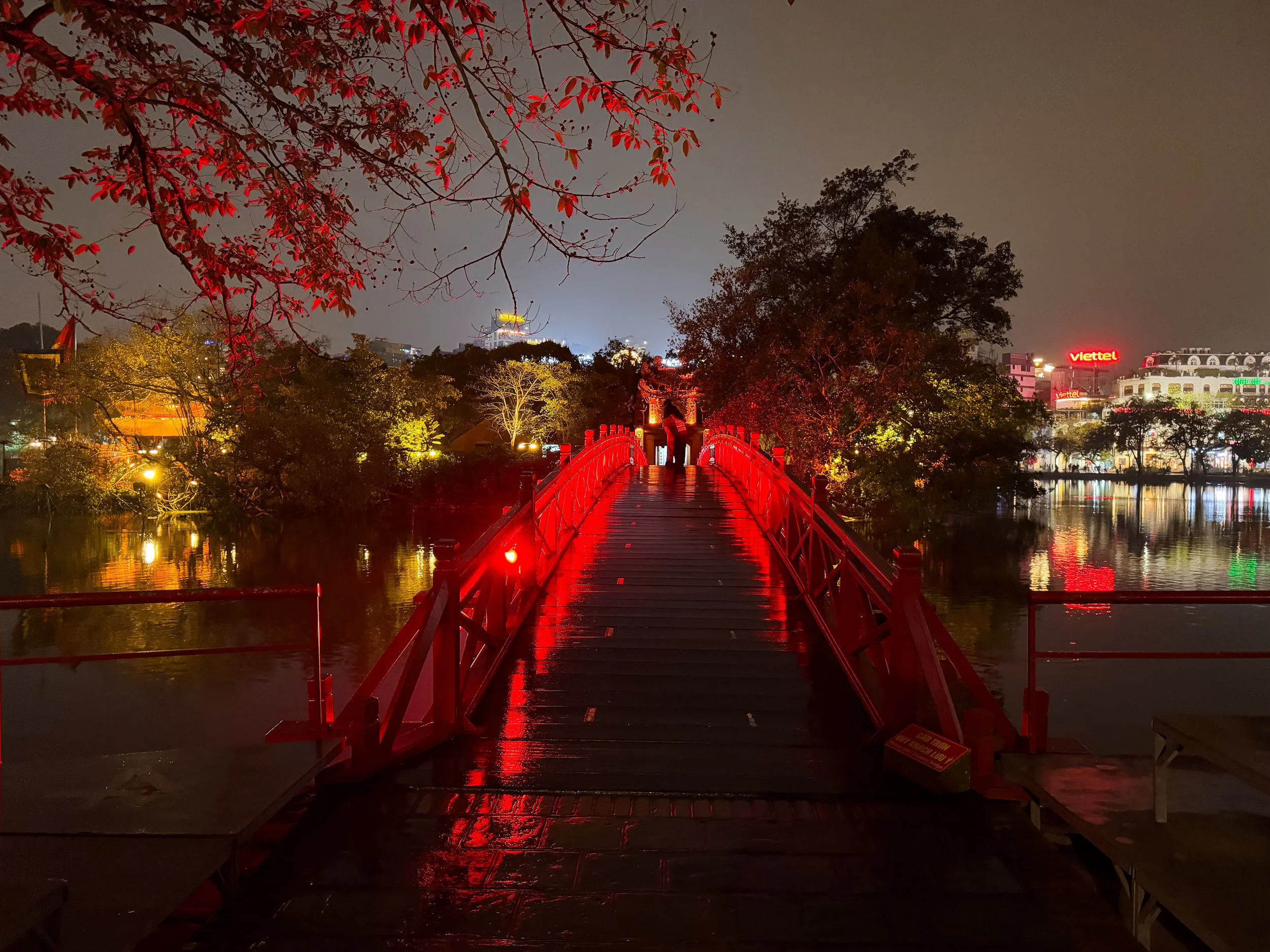 Hoan_Kiem_Lake_&_Temple_02.jpg