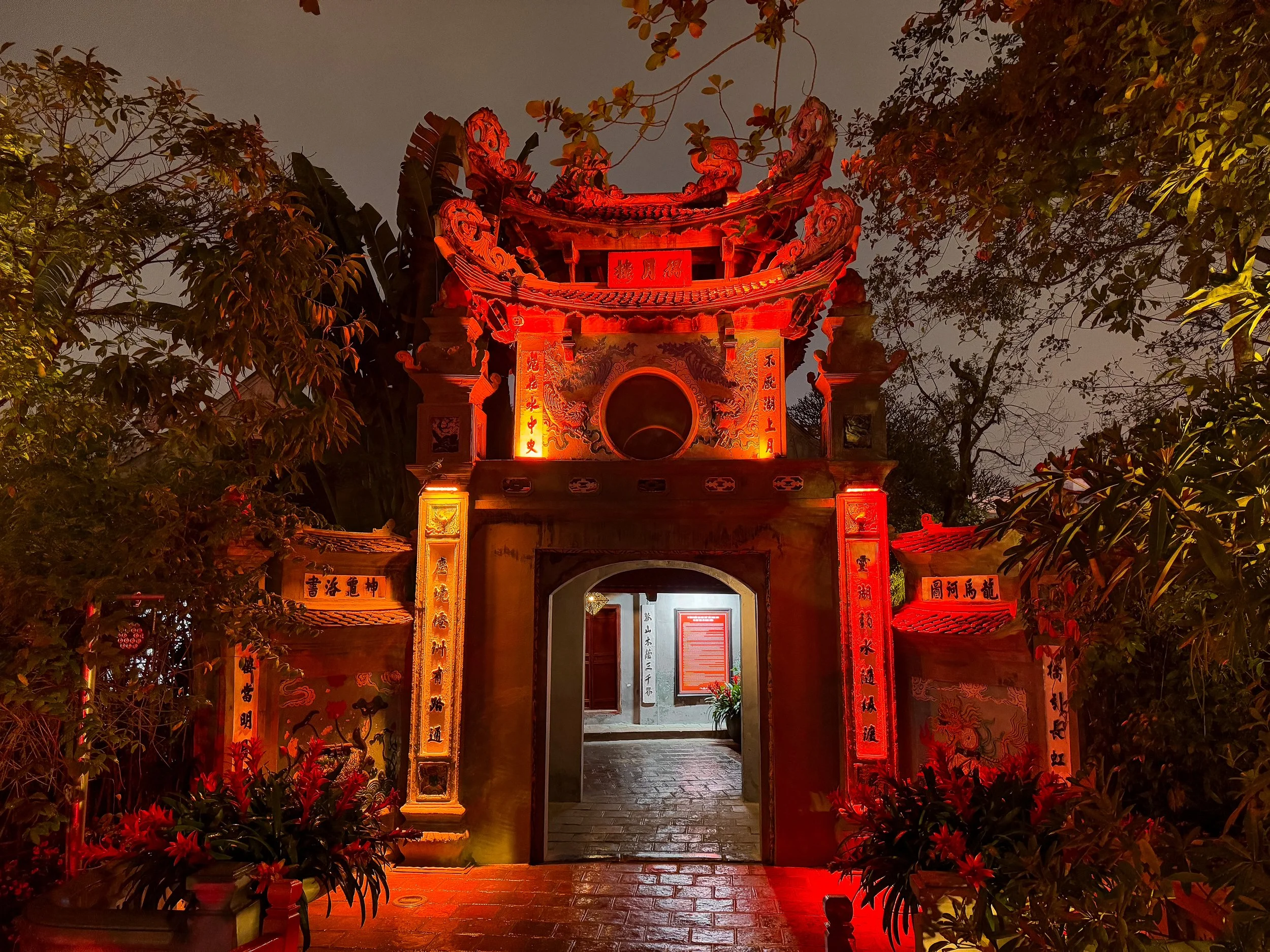 Hoan_Kiem_Lake_&_Temple_03.jpg