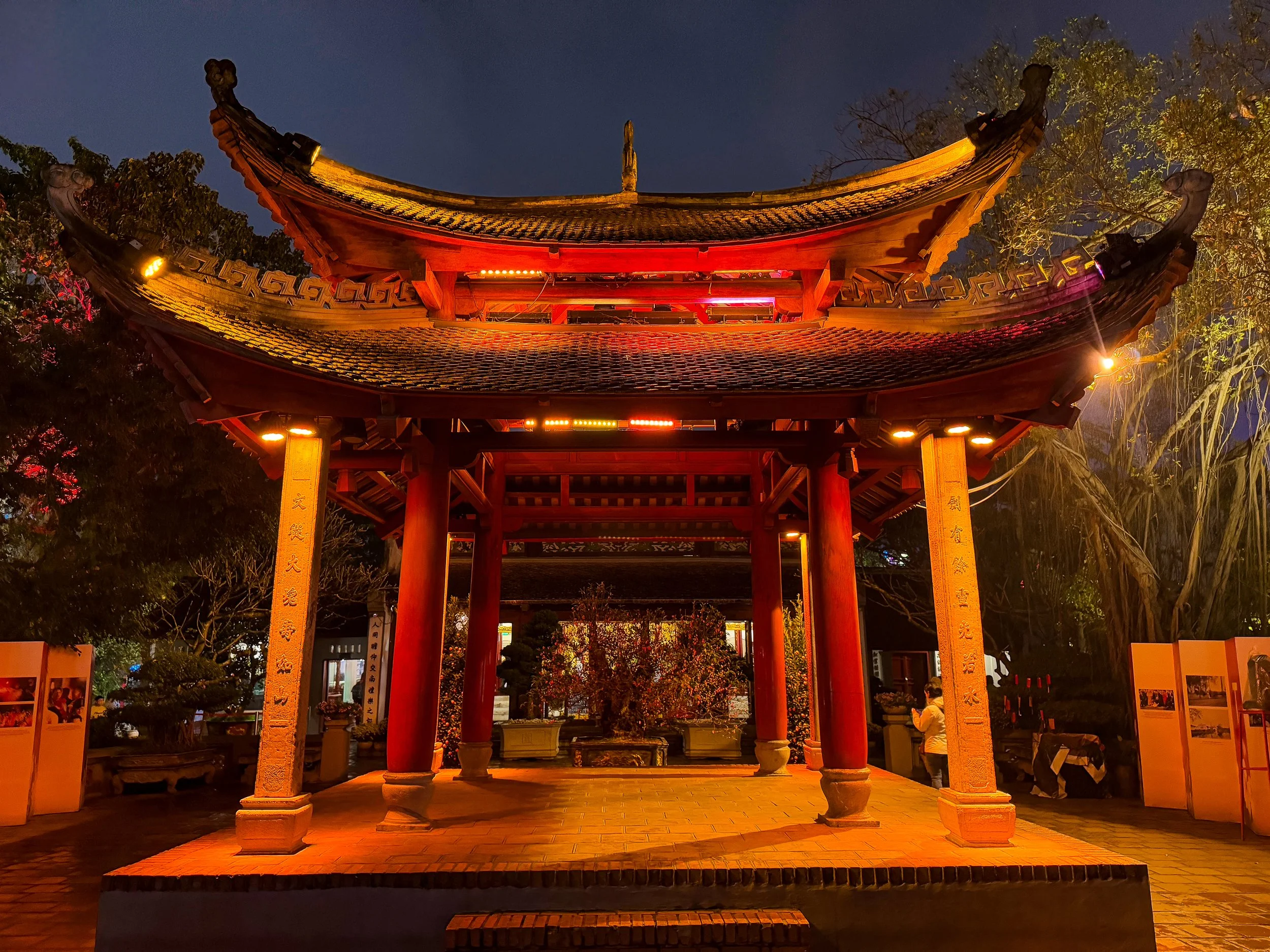 Hoan_Kiem_Lake_&_Temple_04.jpg