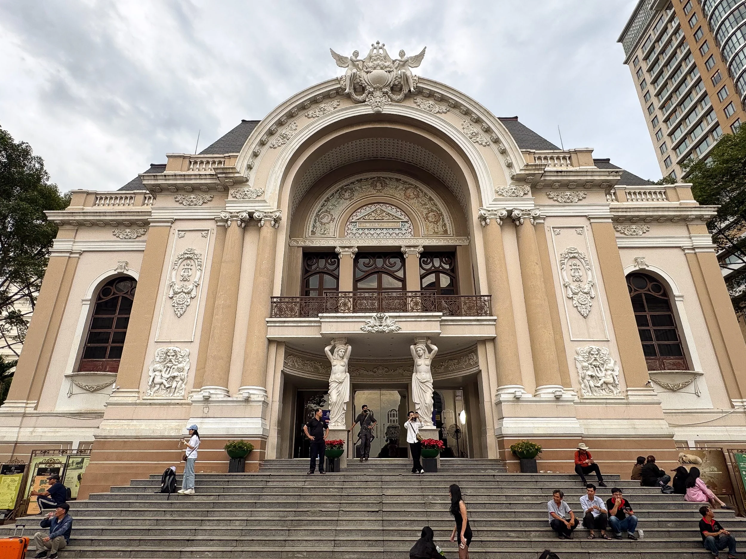 Saigon_Opera_House.jpg