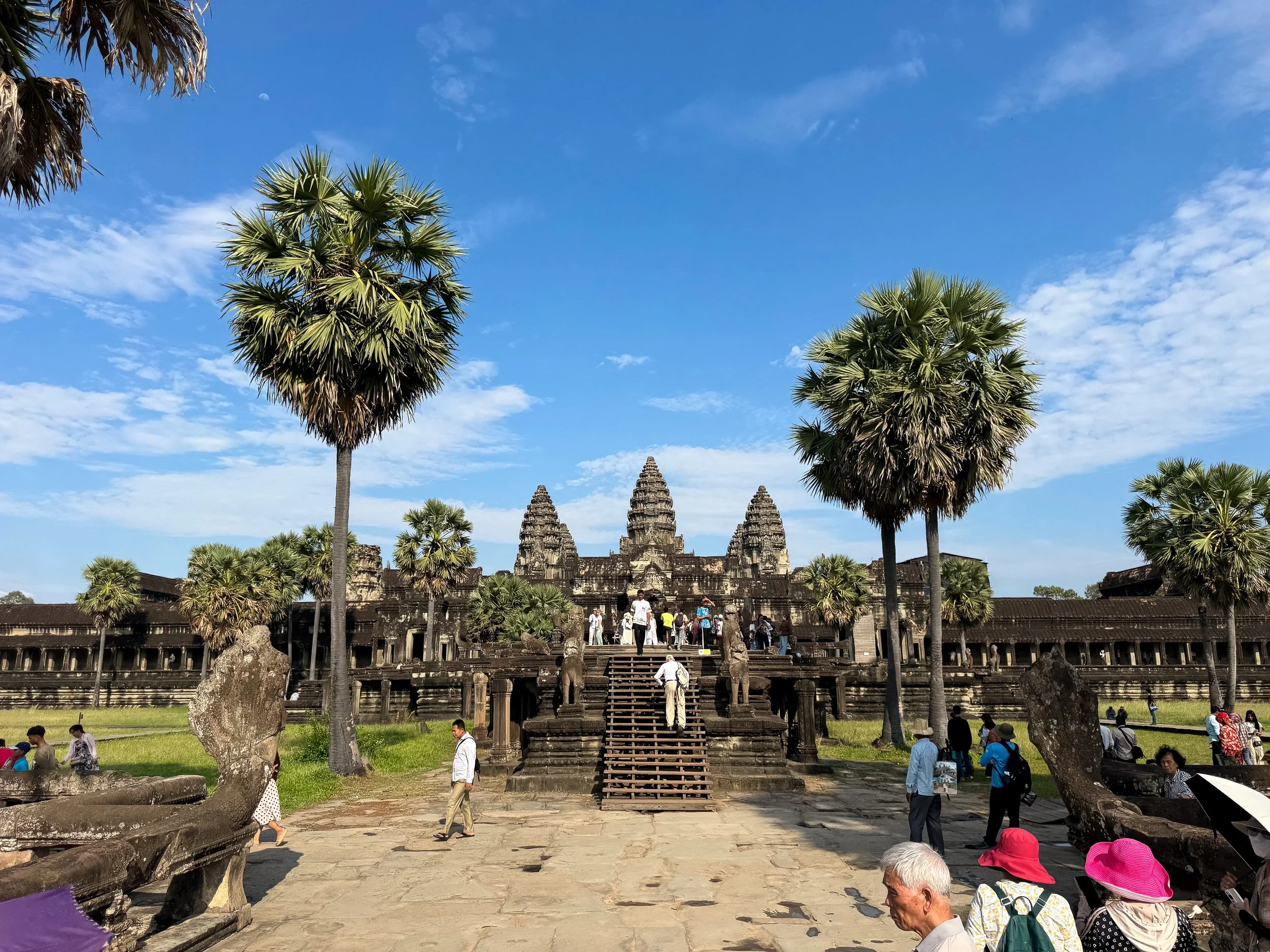 Angkor_Wat_Temple_01.jpg