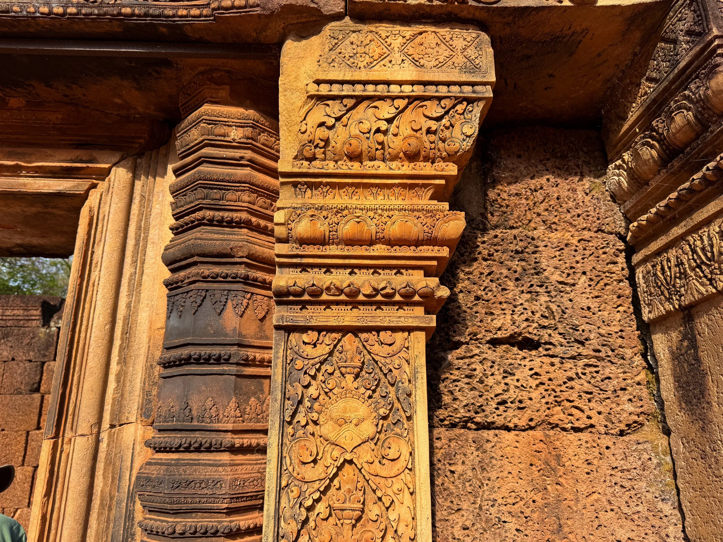 Banteay_Srei_Temple_04.jpg