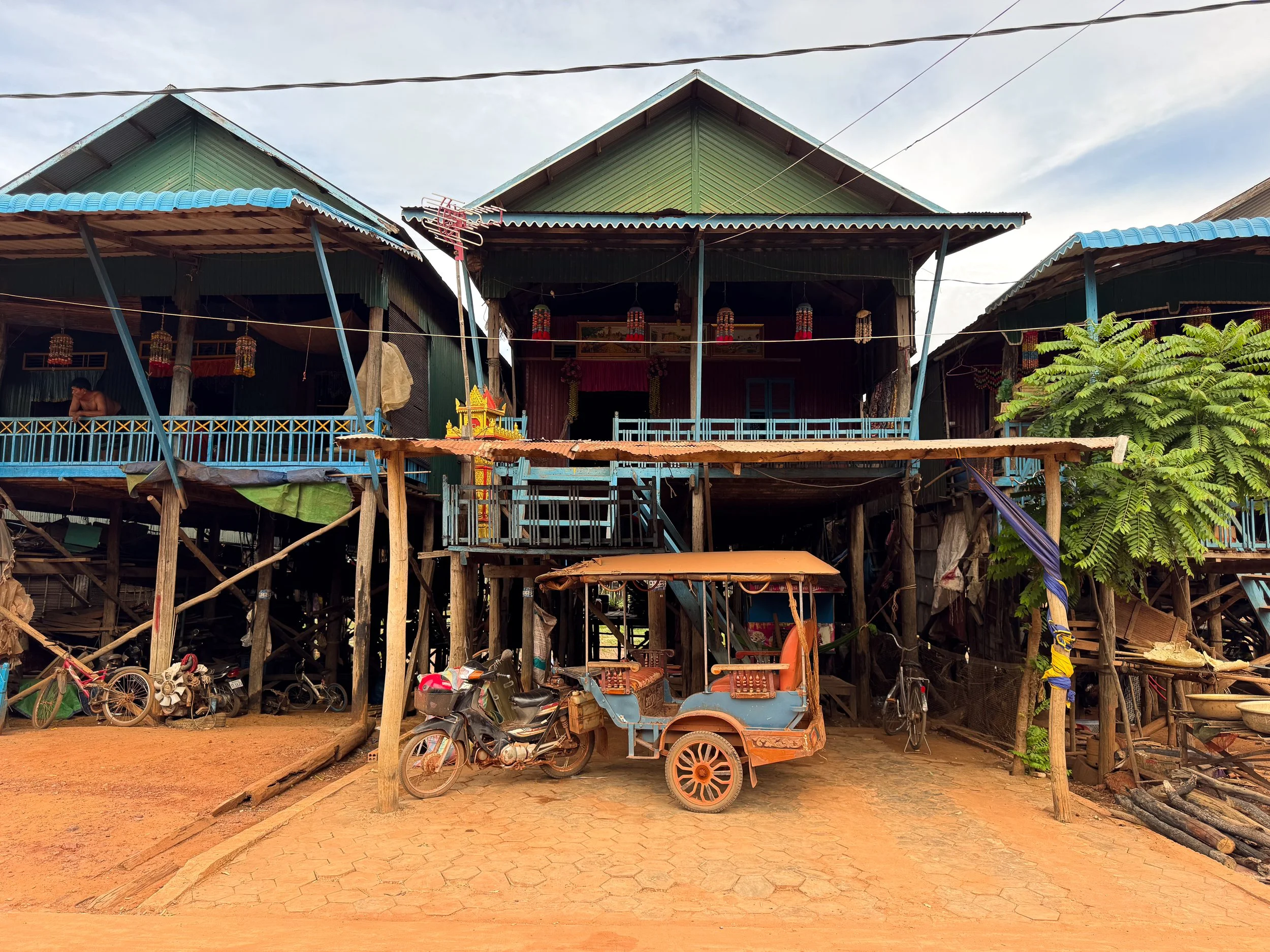 Lake_Tonle_Sap_Stilt_Village_04.jpg