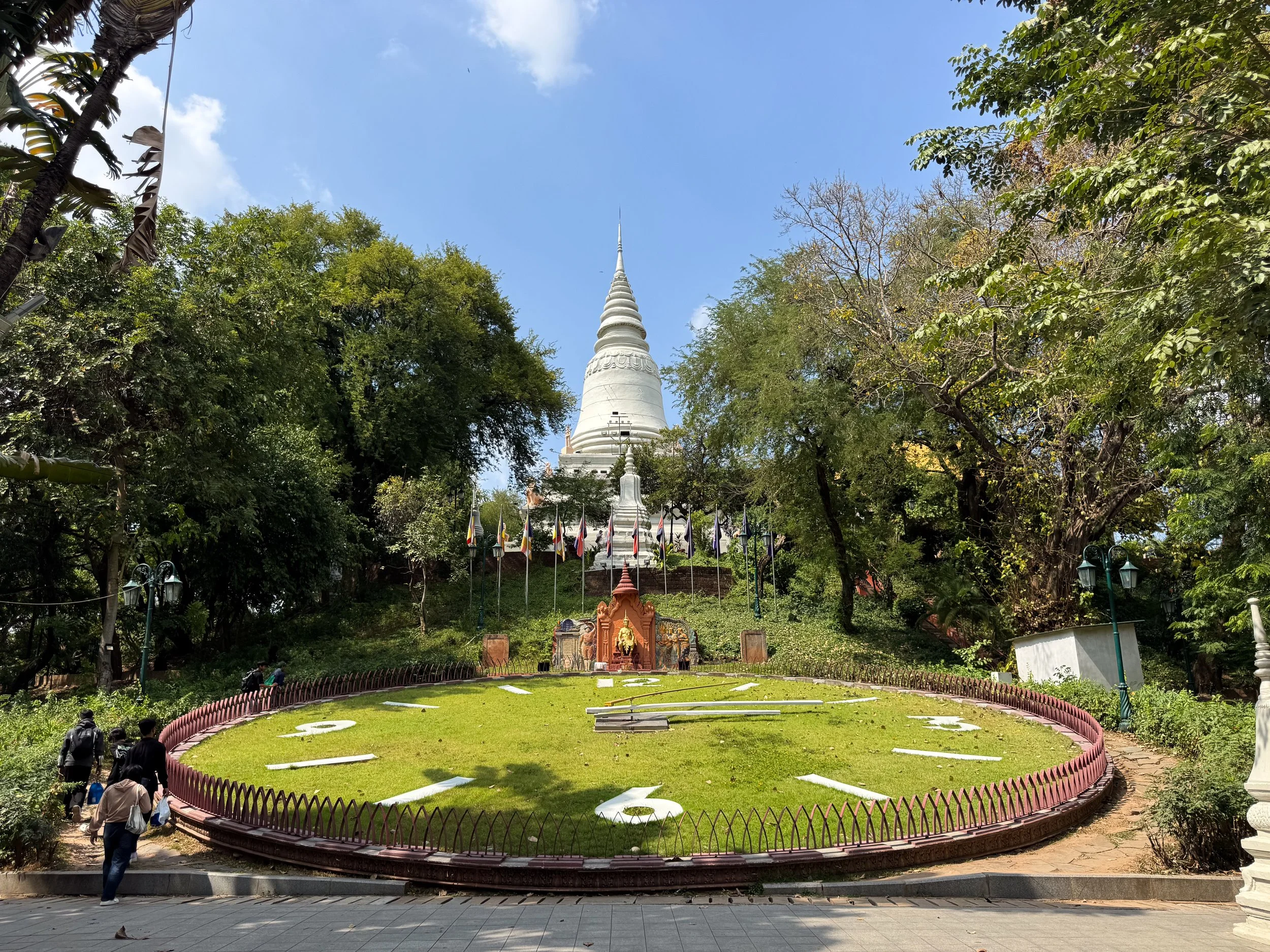 Wat_Phnom_Daun_Penh_04.jpg