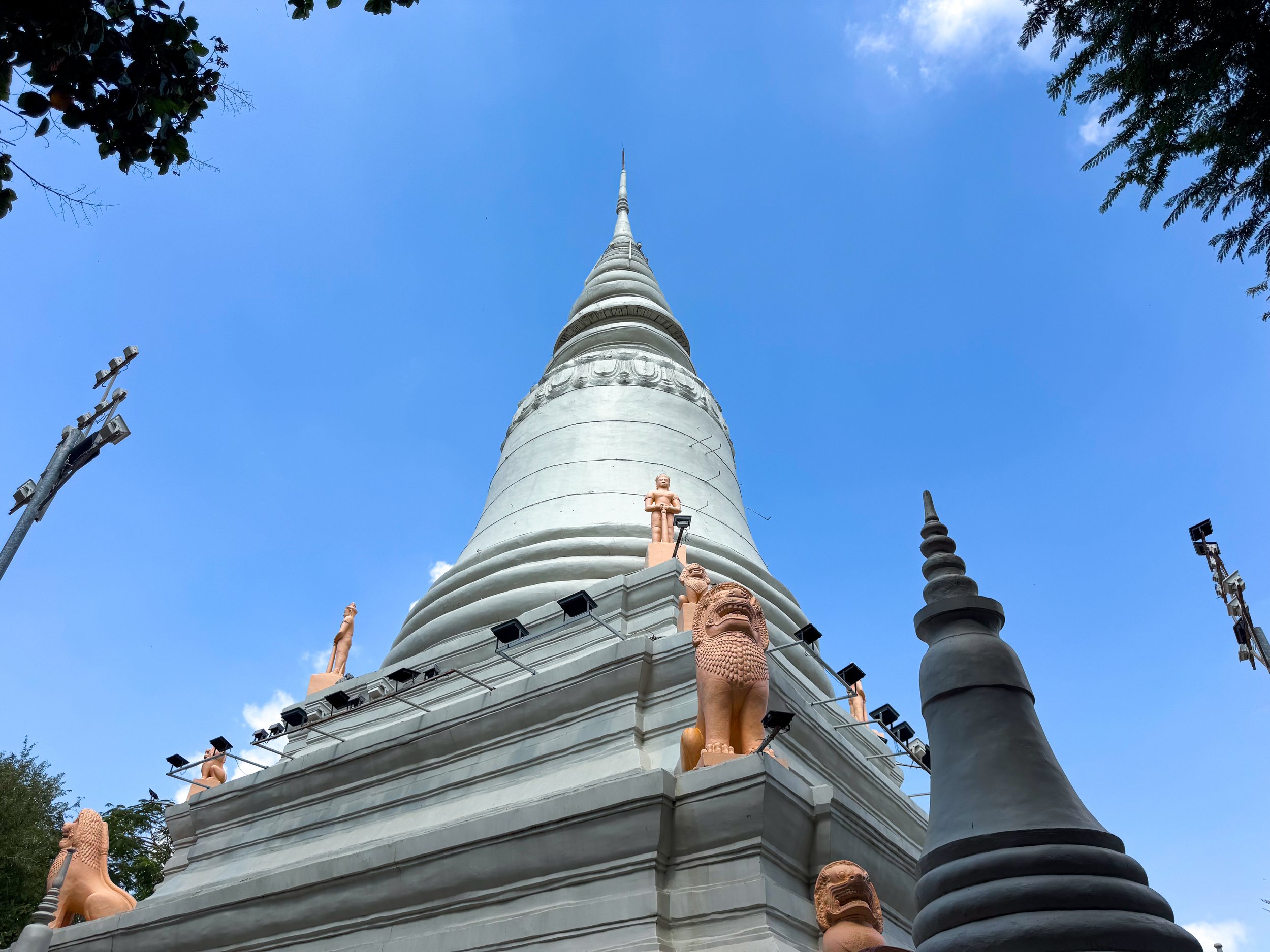 Wat_Phnom_Daun_Penh_06.jpg