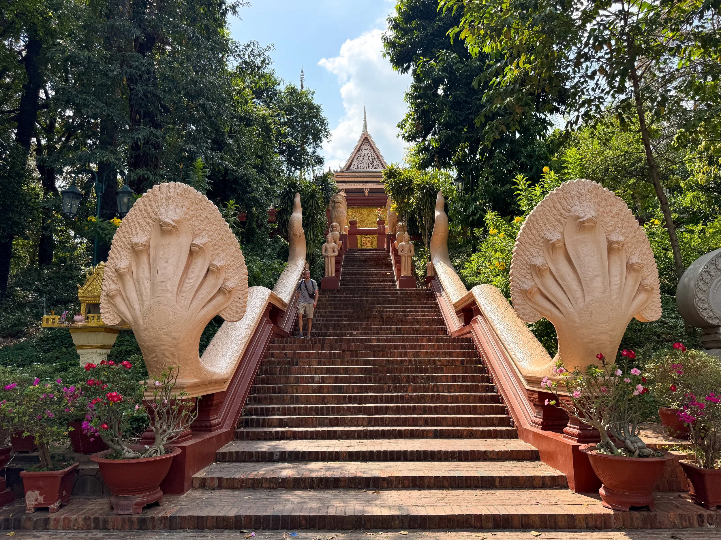 Wat_Phnom_Daun_Penh_07.jpg