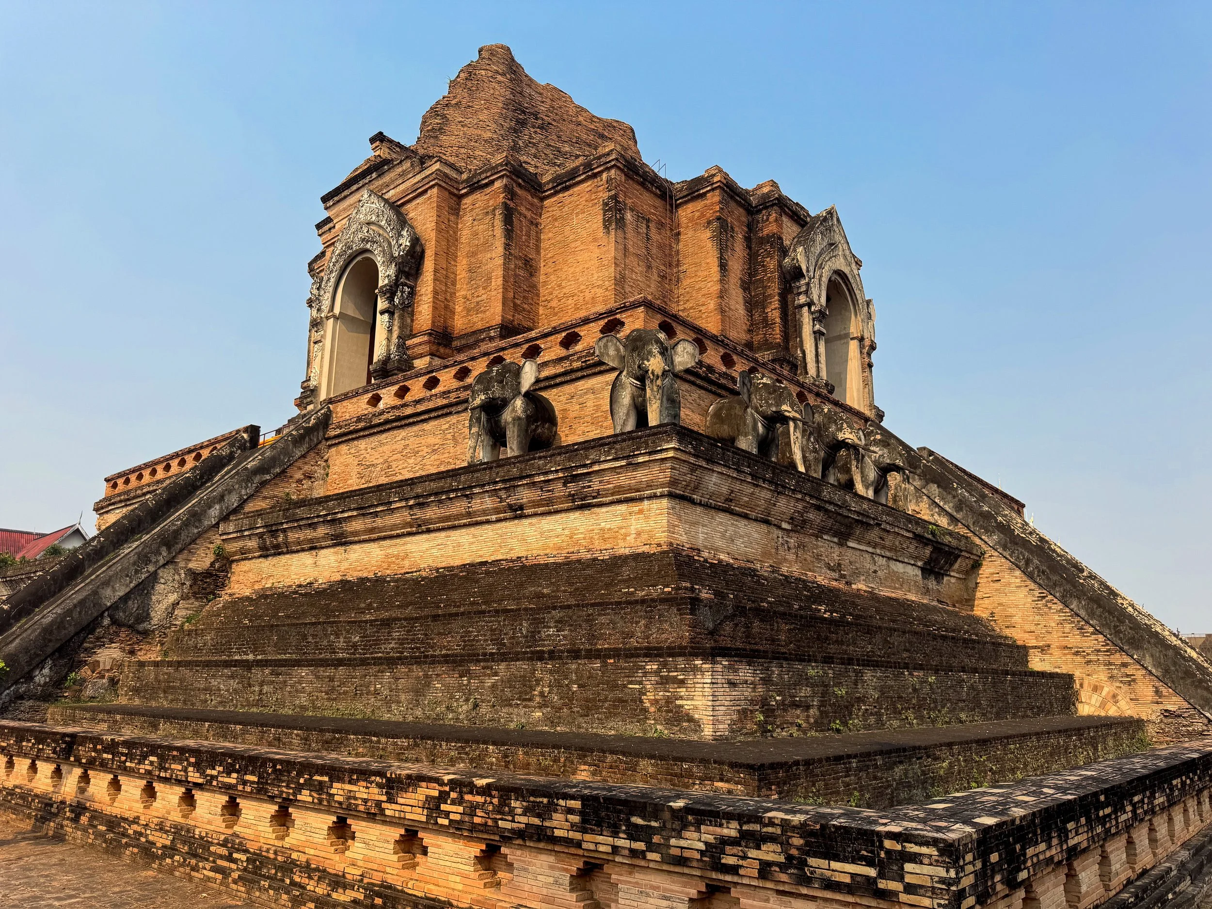 Wat_Chedi_Luang_Varavihara_01.jpg