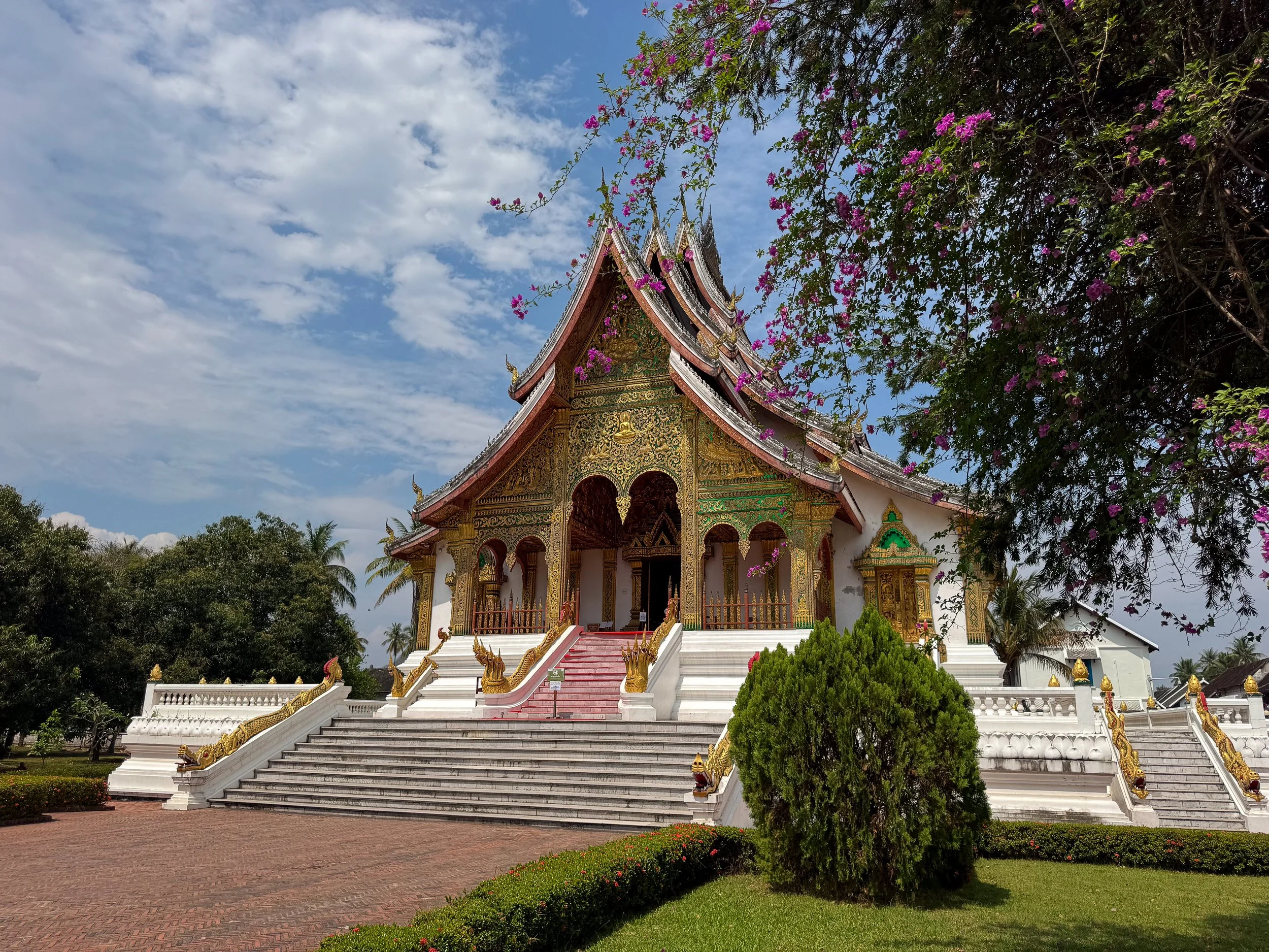 Prabang_Buddha_Image_Pavilion_01.jpg