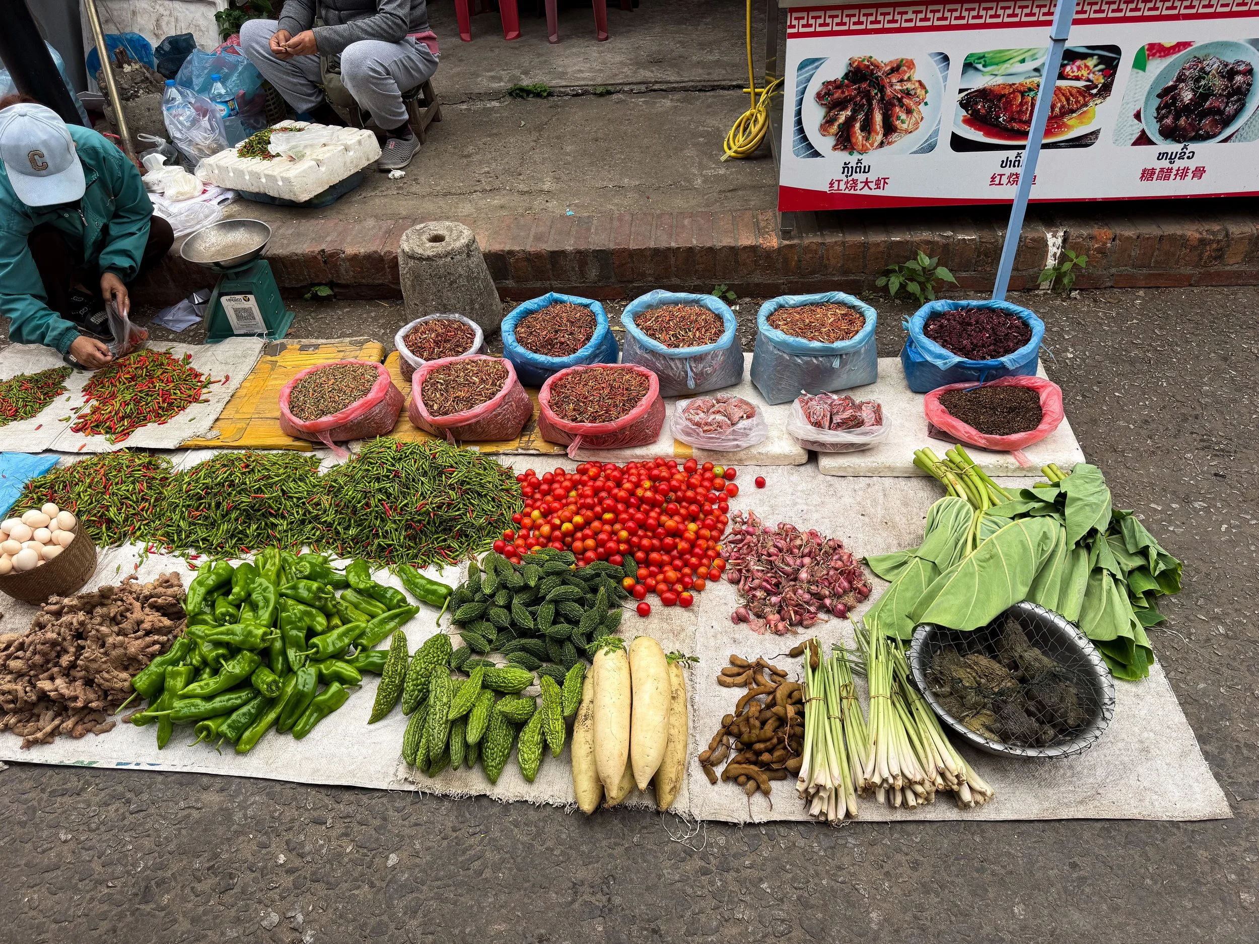 Luang_Prabang_Morning_Market_02.jpg