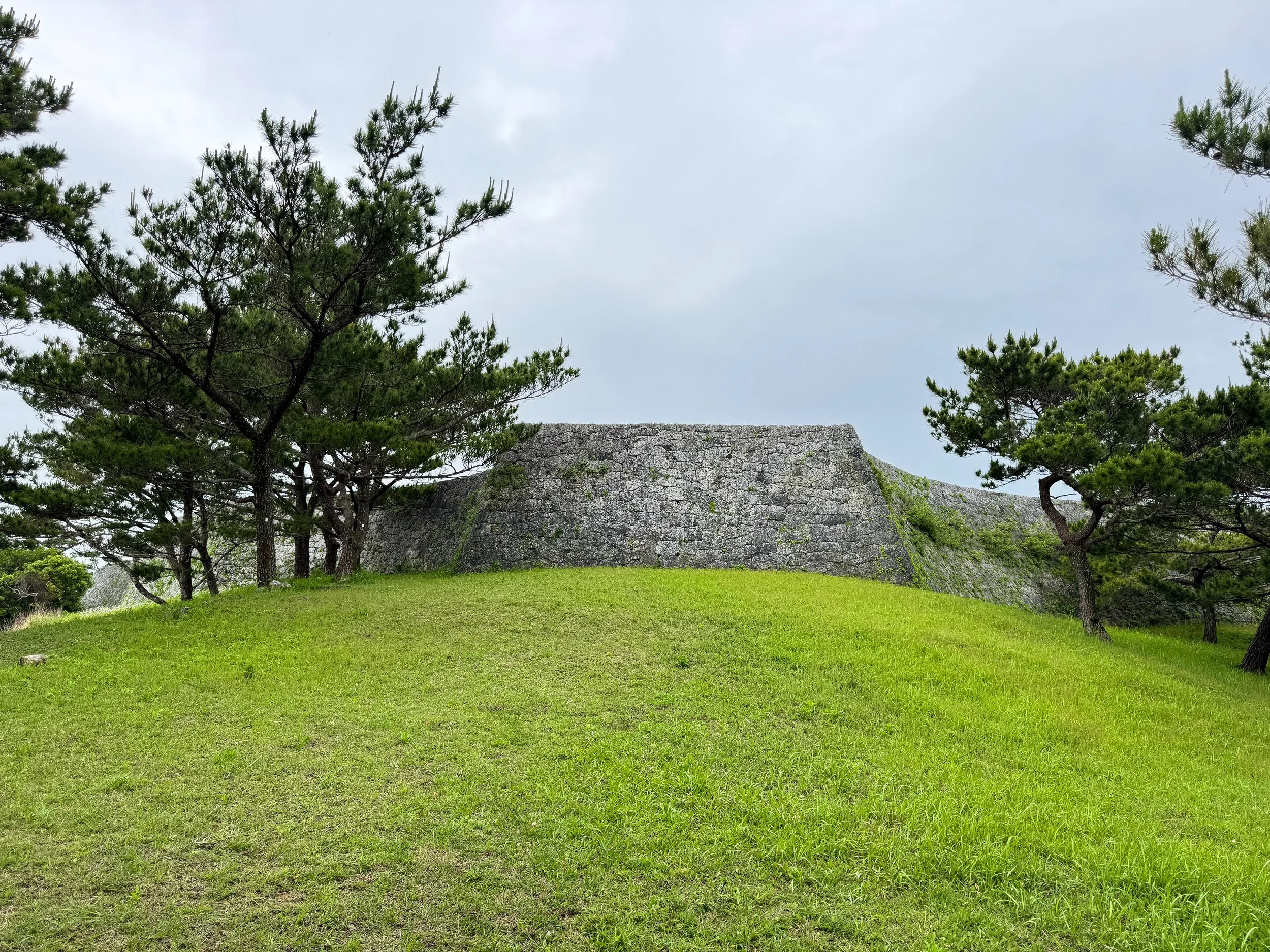 Zakimi_Castle_Ruins_01.jpg