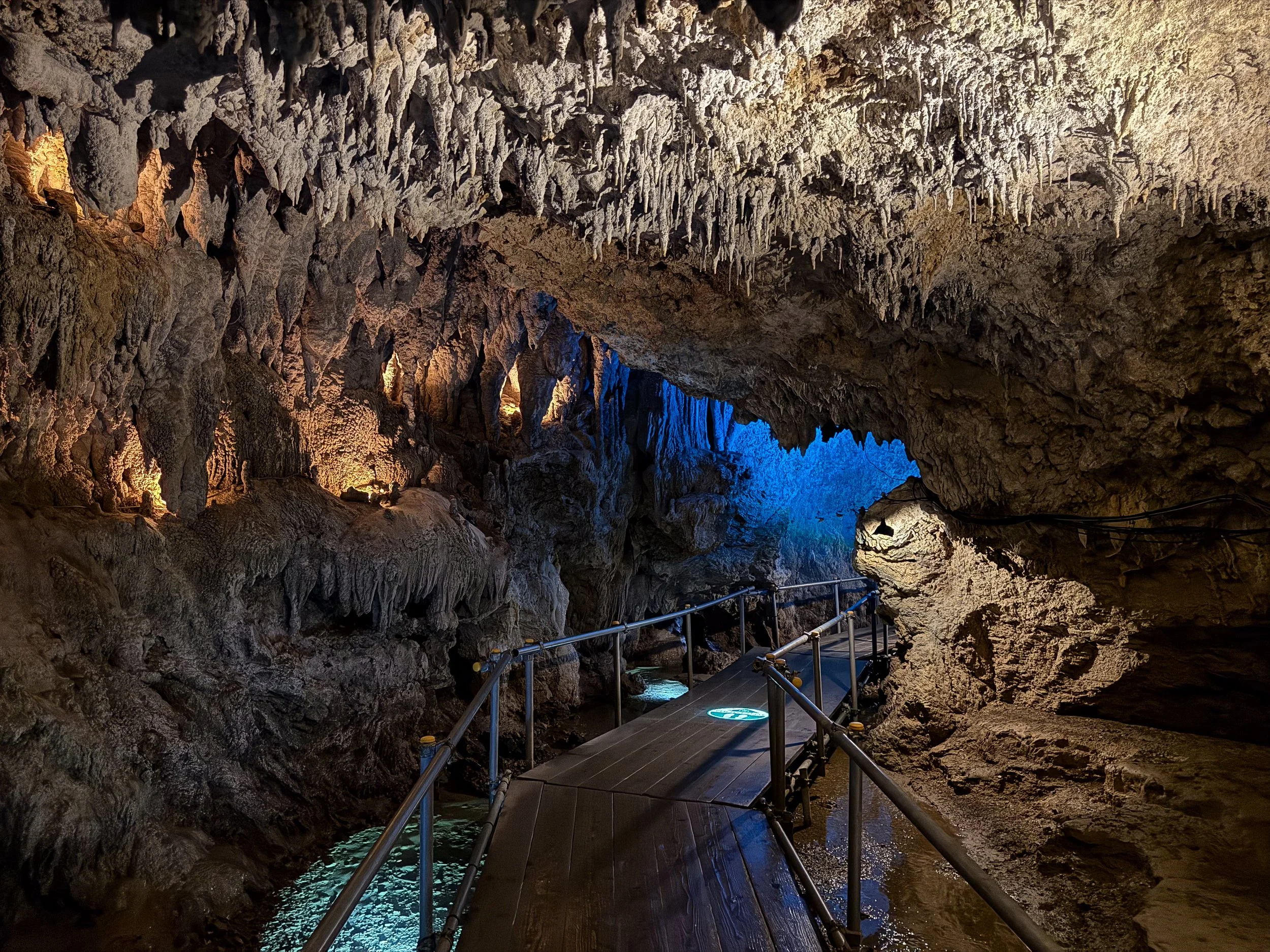 Cave_Okinawa_01.jpg