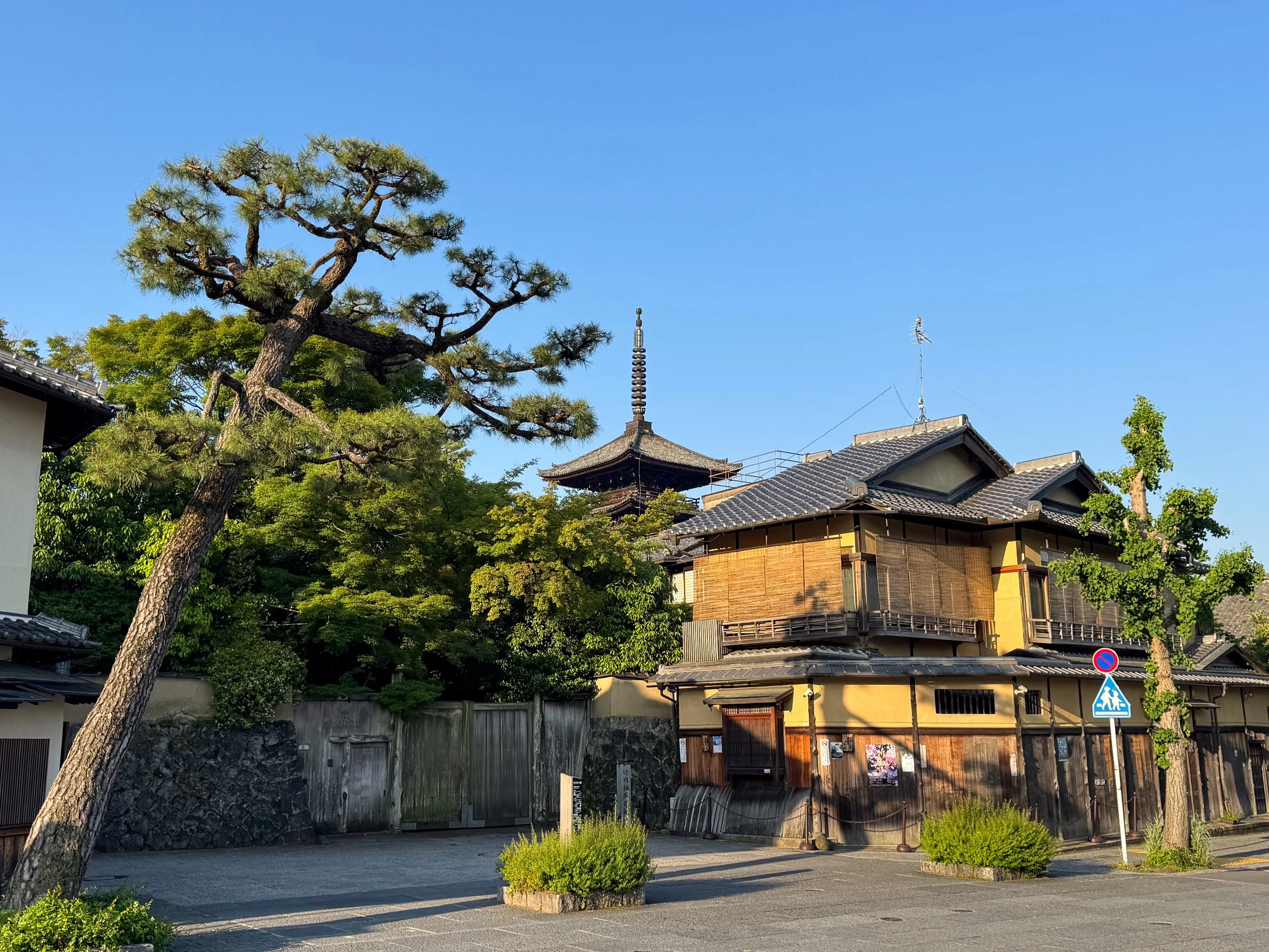 Kyoto_Higashiyama_District_04.jpg