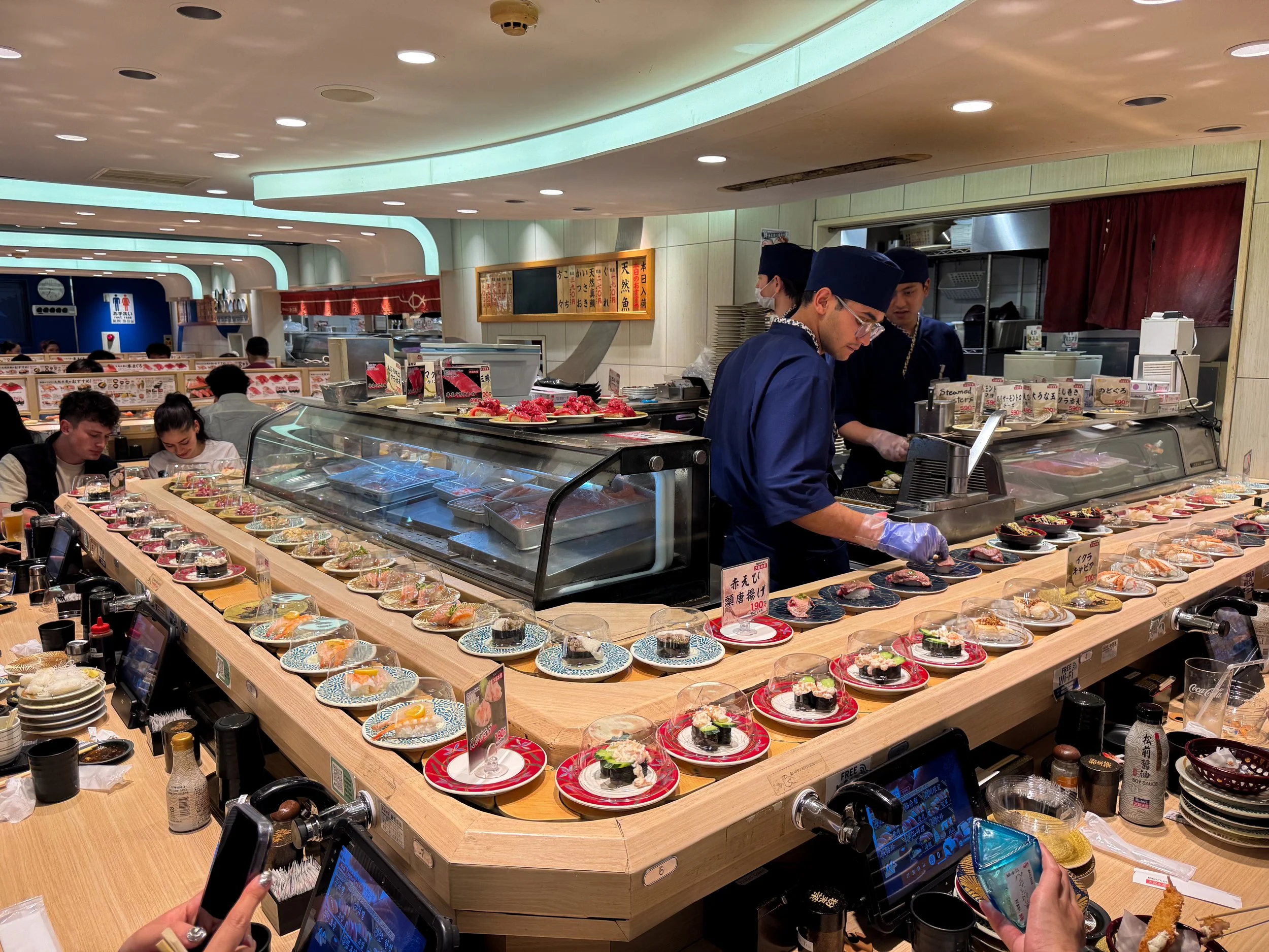 Osaka_Conveyer_Belt_Sushi_01.jpg