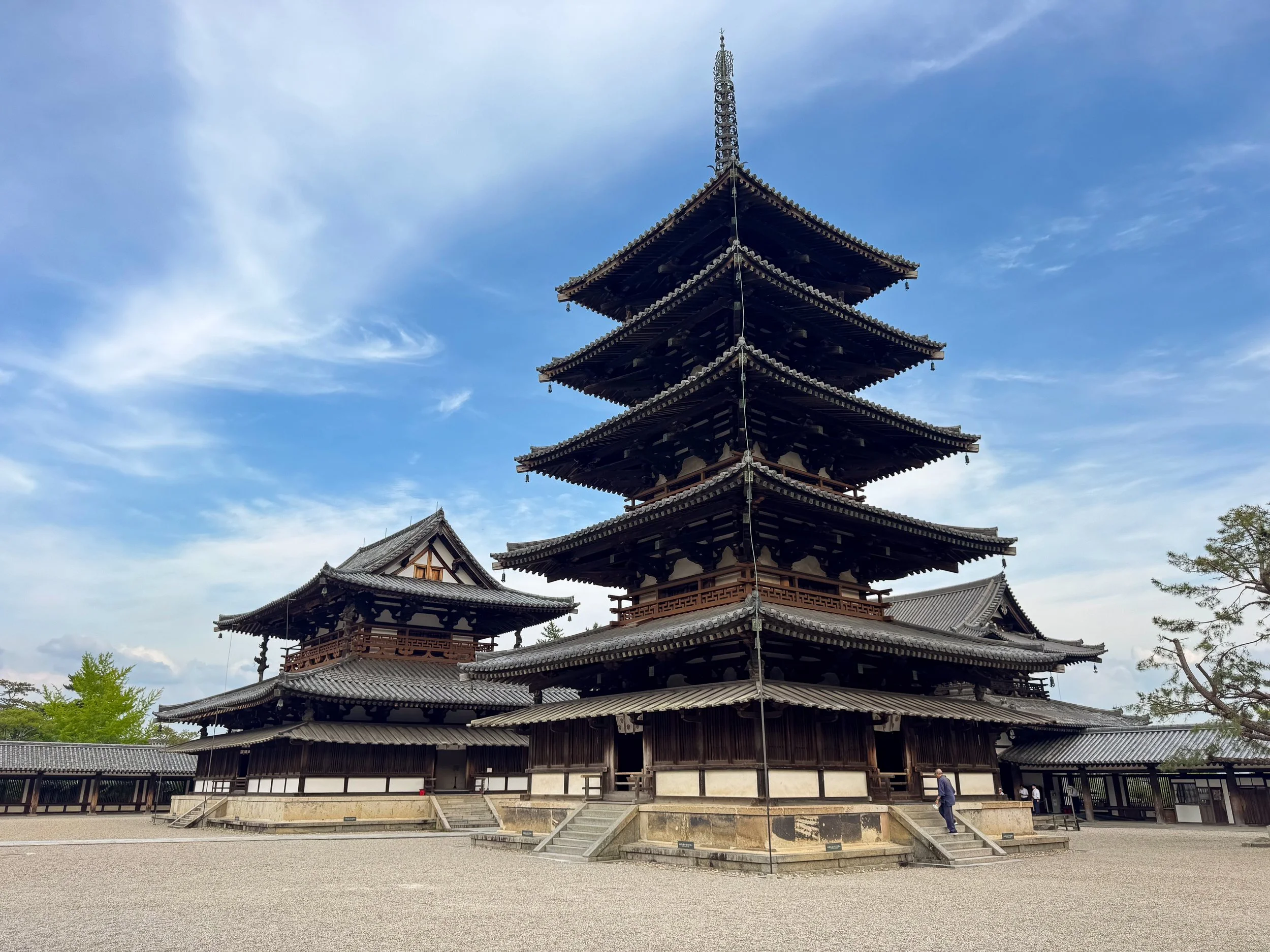 Nara_Horyuji_Temple_01.jpg