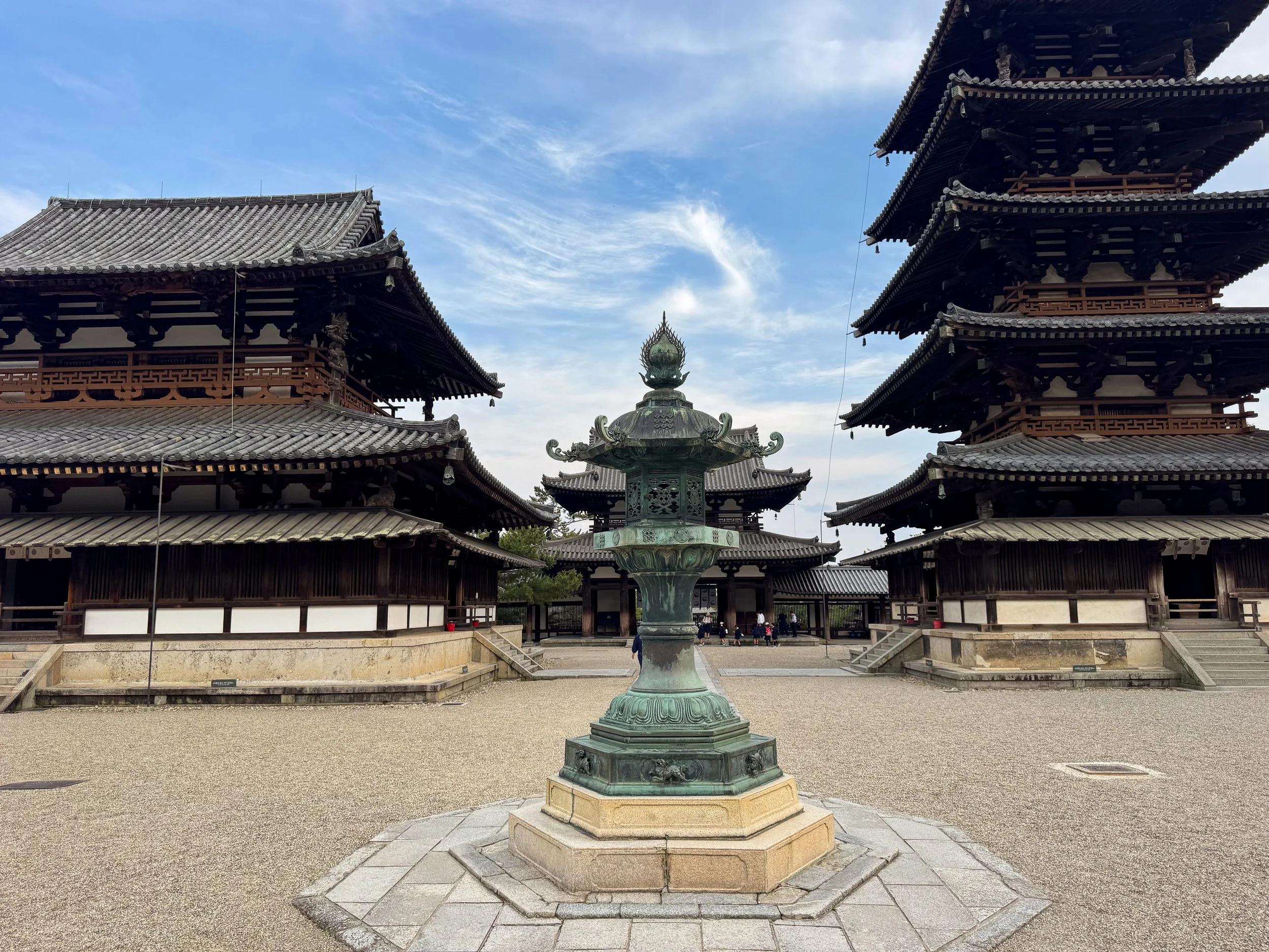 Nara_Horyuji_Temple_04.jpg