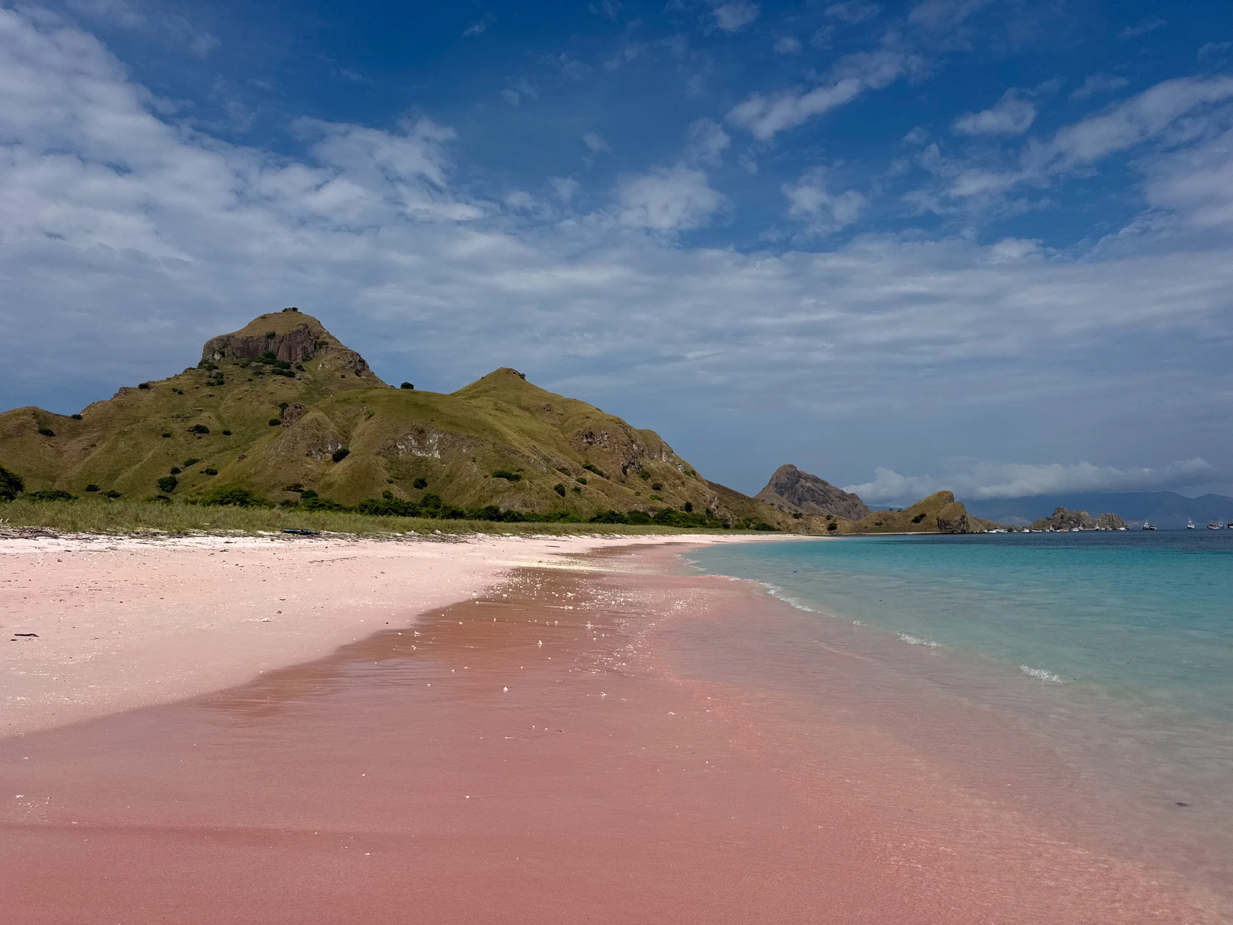 Padar_Island_Pink_Beach_01.jpg