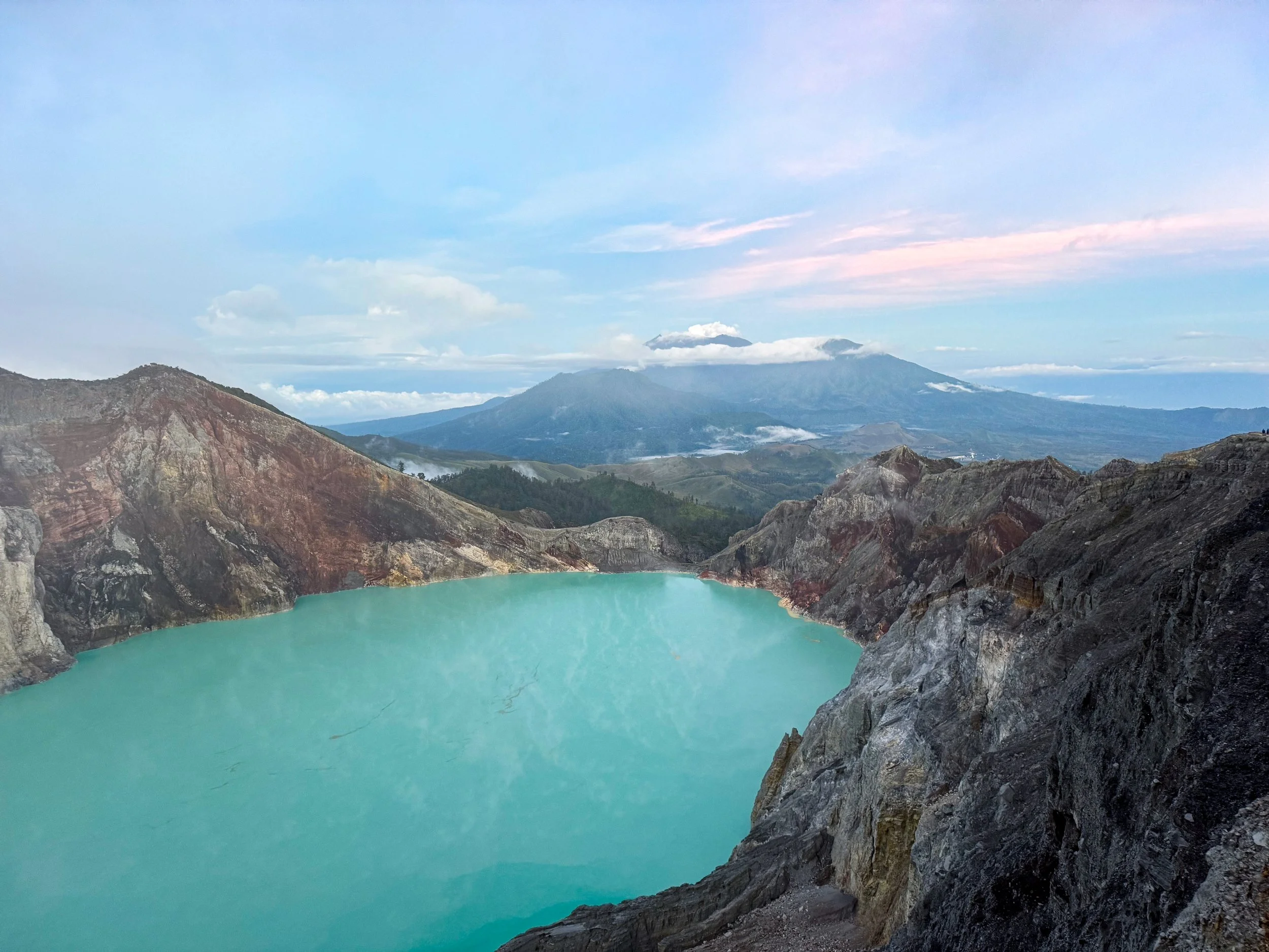 Ijen_Crater_Lake_01.jpg