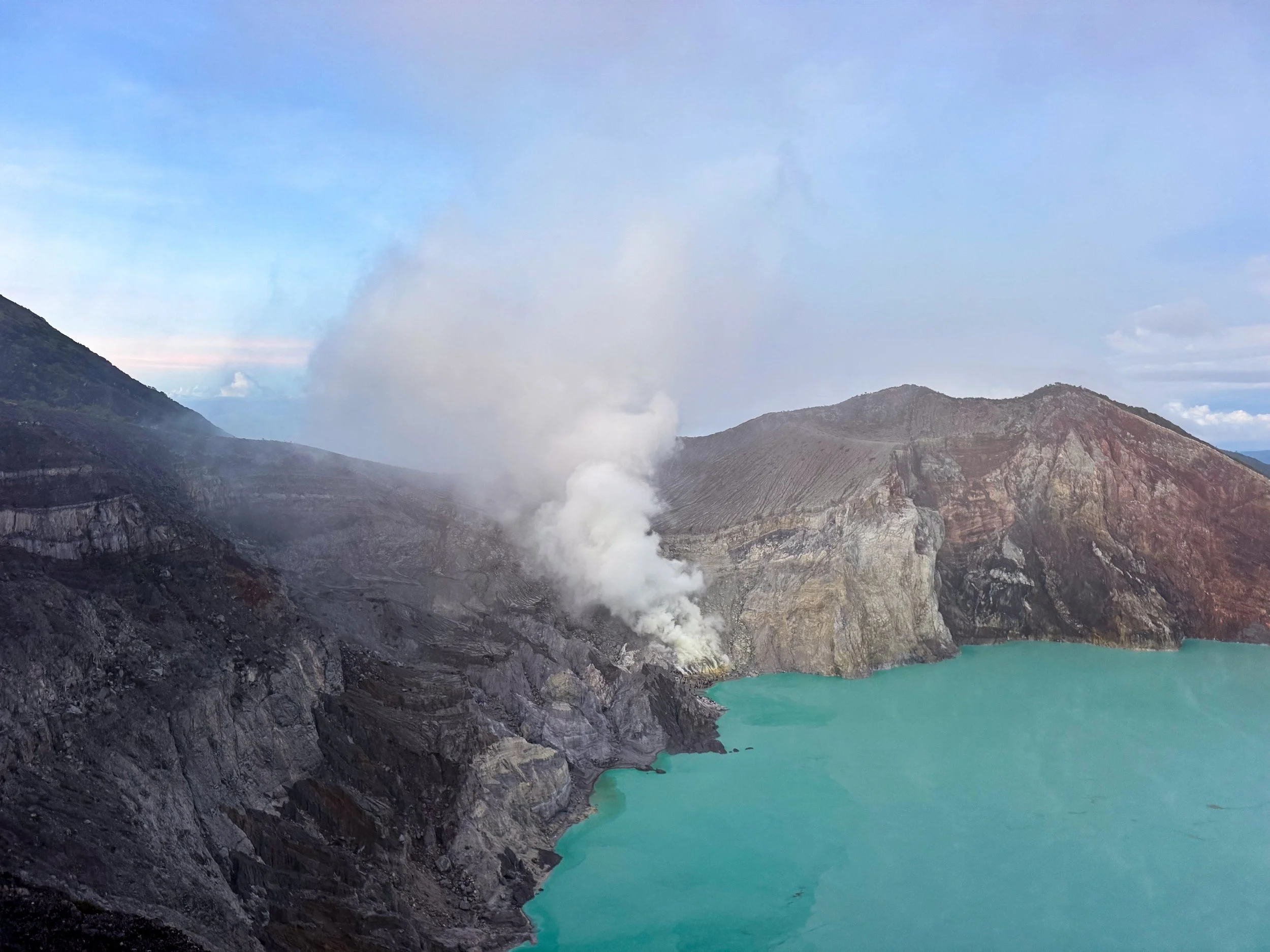 Ijen_Crater_Lake_03.jpg