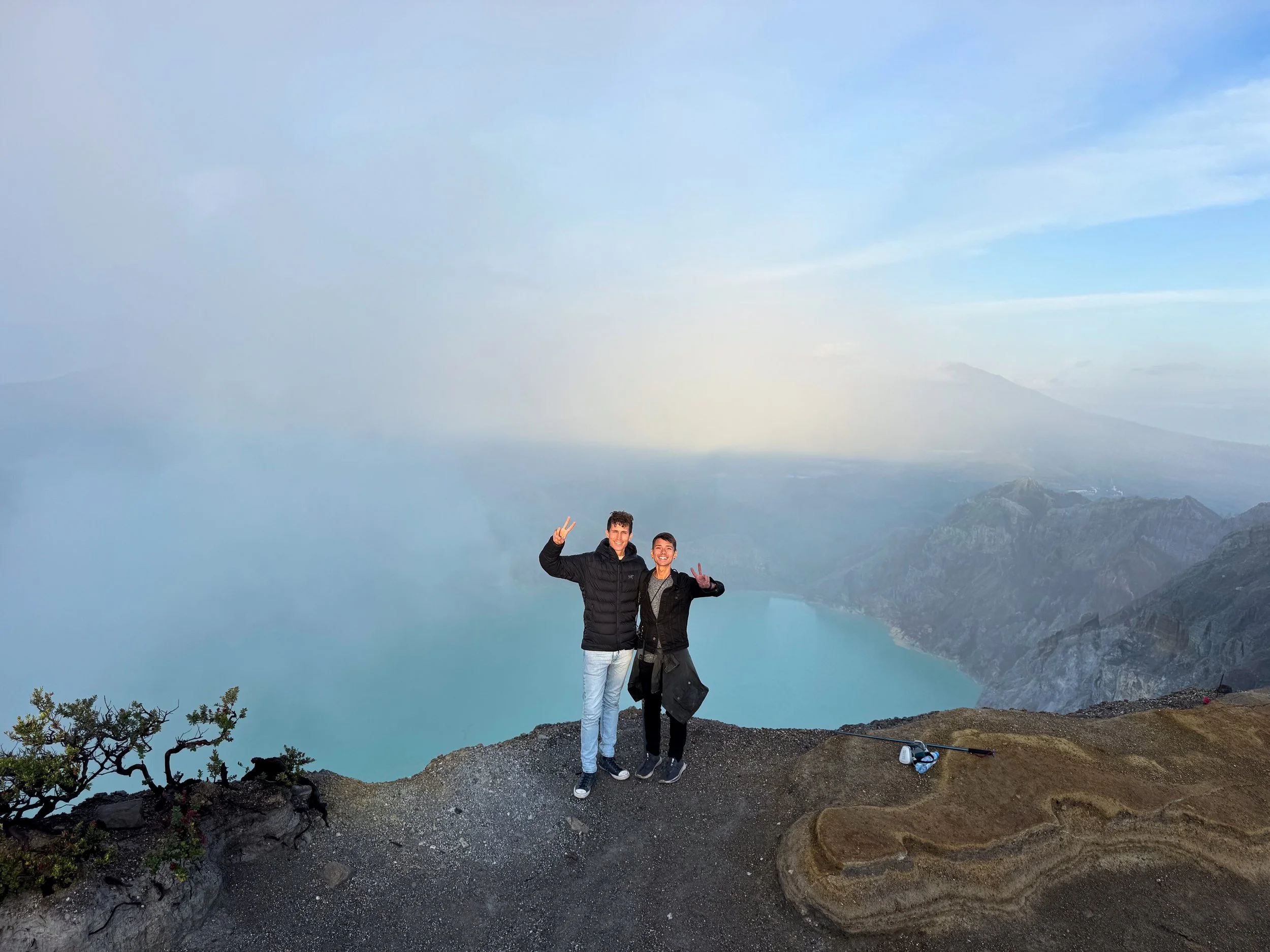 Ijen_Crater_Lake_04.jpg
