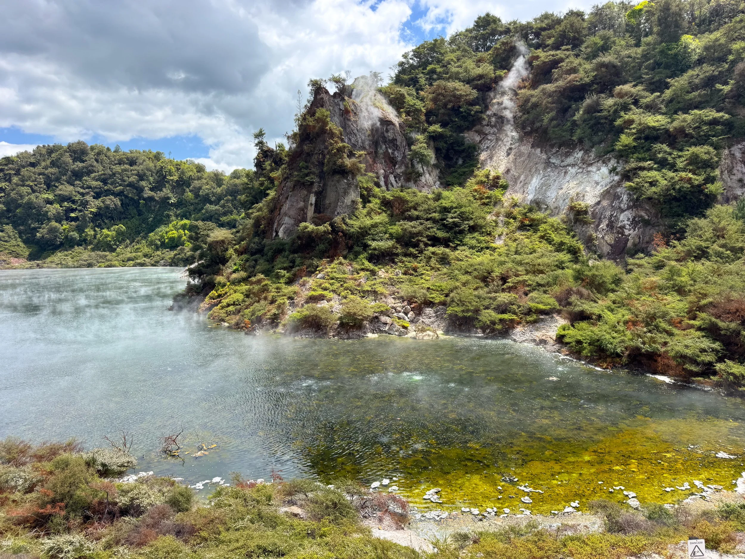 Waimangu_Volcanic_Valley_06.jpg