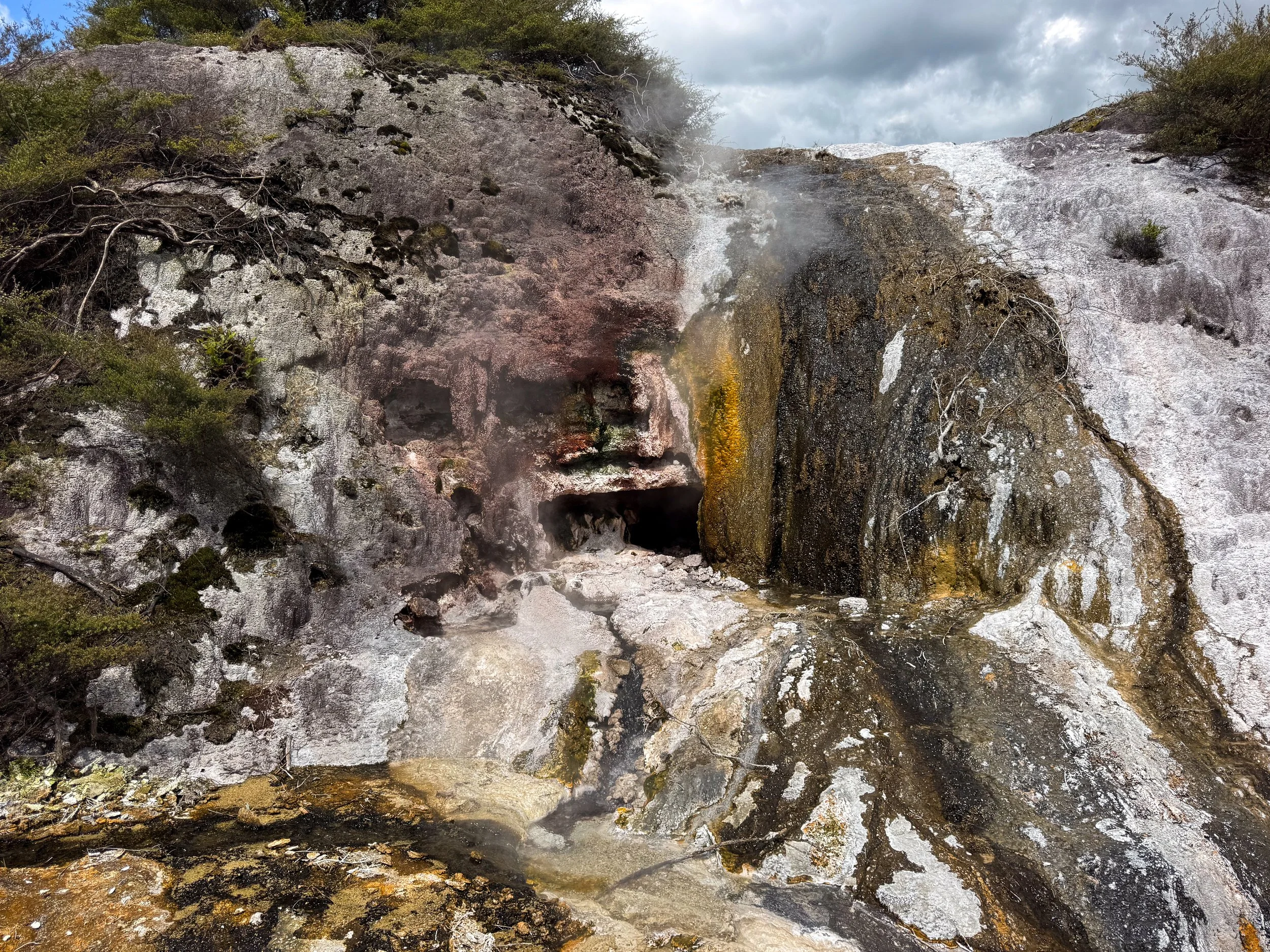 Orakei_Korako_Cave_and_Thermal_Park_04.jpg