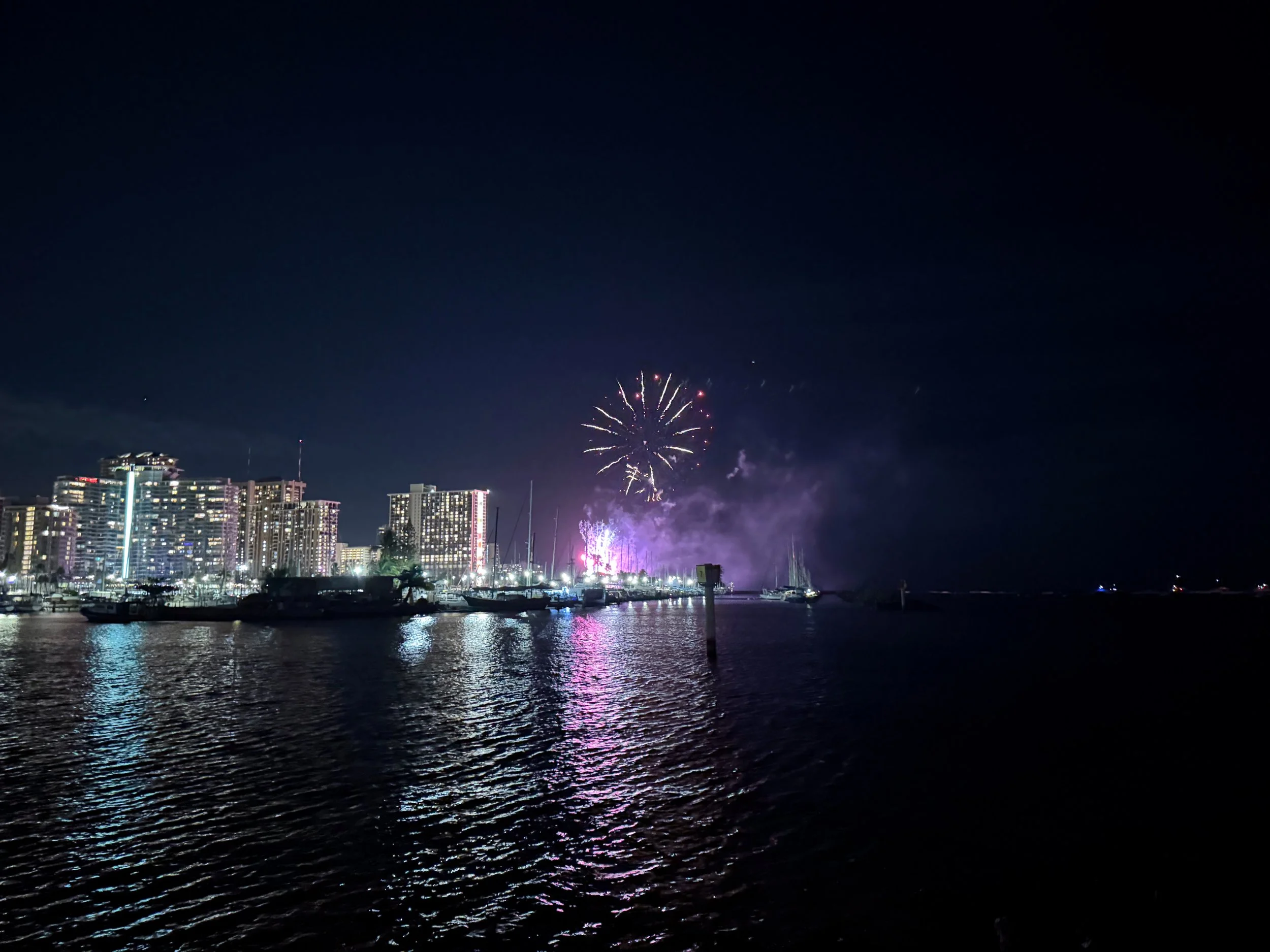 Waikiki_Friday_Fireworks.jpg