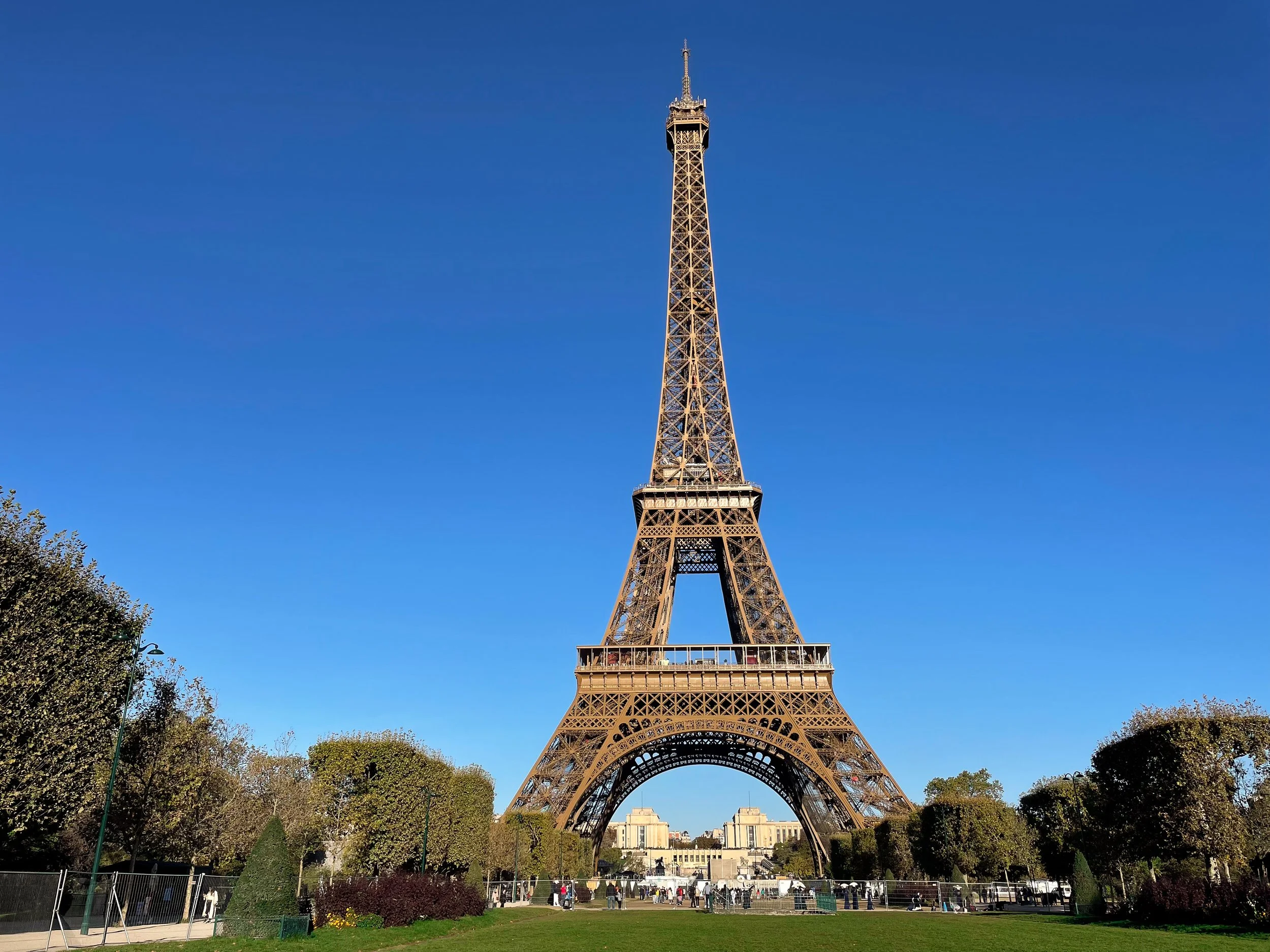 The_Eiffel_Tower_01.jpg