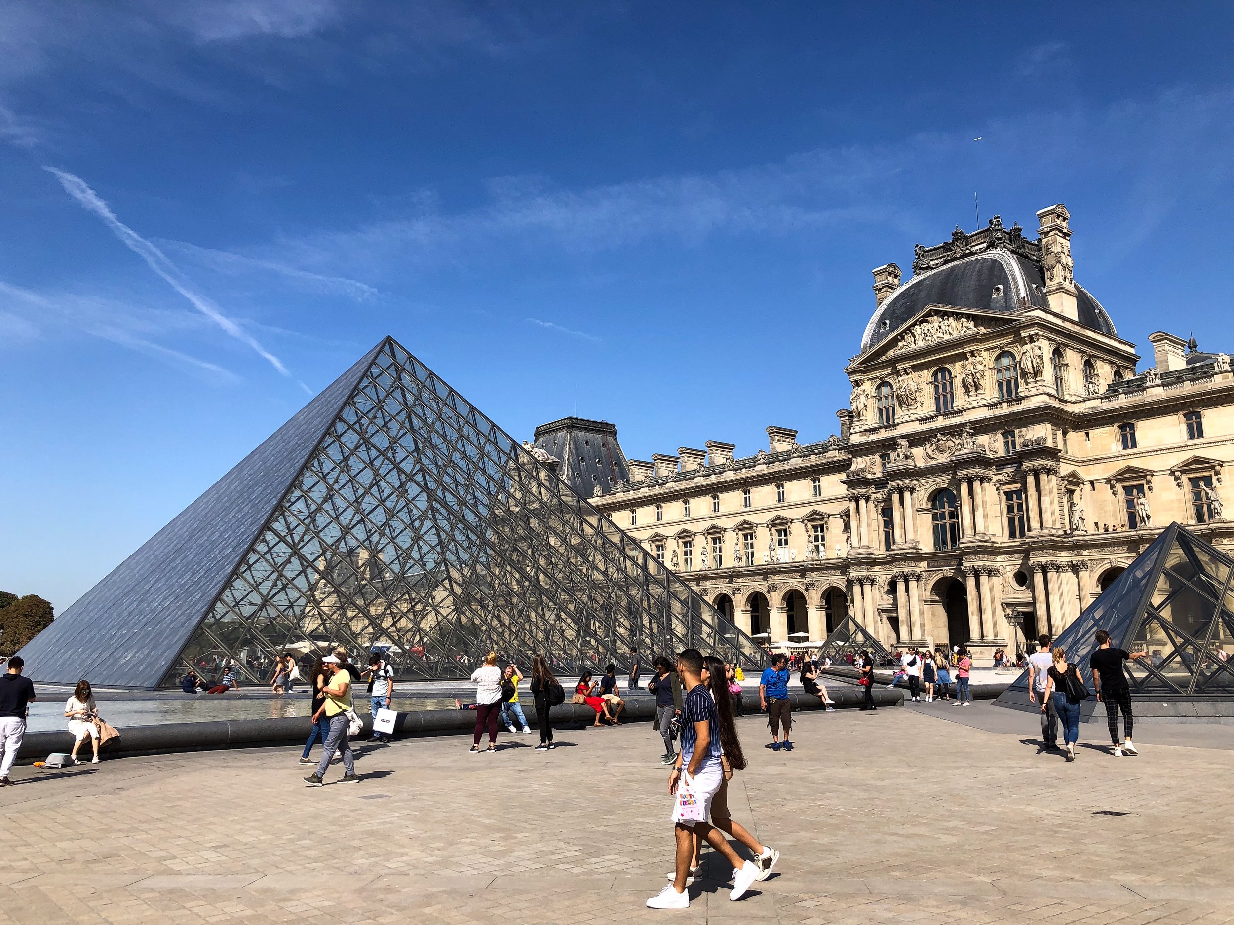 Le_Louvre_Pyramid.jpg