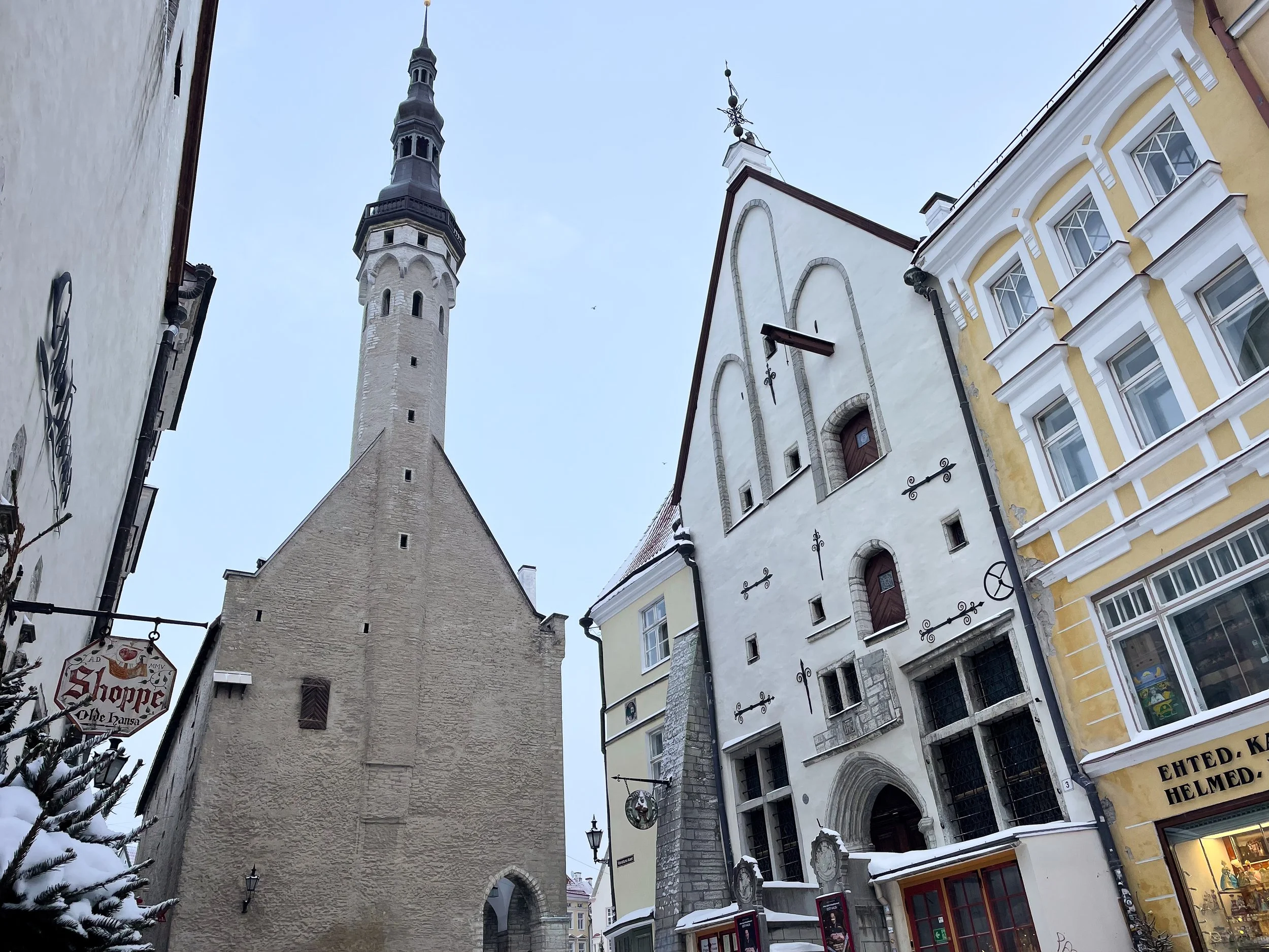Tallinn_Town_Hall_Square_03.jpg